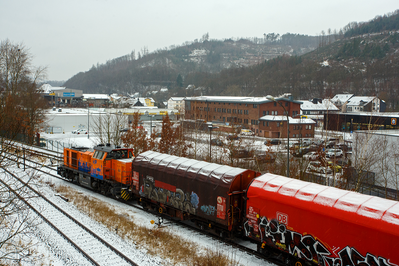 Eigentlich war der Schnee doch weg, doch heute hat es wieder neu geschneit. 
Die KSW 44 (92 80 1271 004-4 D-KSW) eine MaK G 1000 BB der KSW (Kreisbahn Siegen-Wittgenstein) am 03 Februar 2026 auf dem KSW-Rangierbahnhof in Herdorf, Betriebsstätte FGE -Freien Grunder Eisenbahn. 

Die Lok 44 wurde 2003 unter der Fabriknummer 1001462 bei Vossloh gebaut und am 05.01.2004 an die SK - Siegener Kreisbahn GmbH geliefert, welche ab Ende 2004 nun als Kreisbahn Siegen-Wittgenstein (KSW) firmiert.
