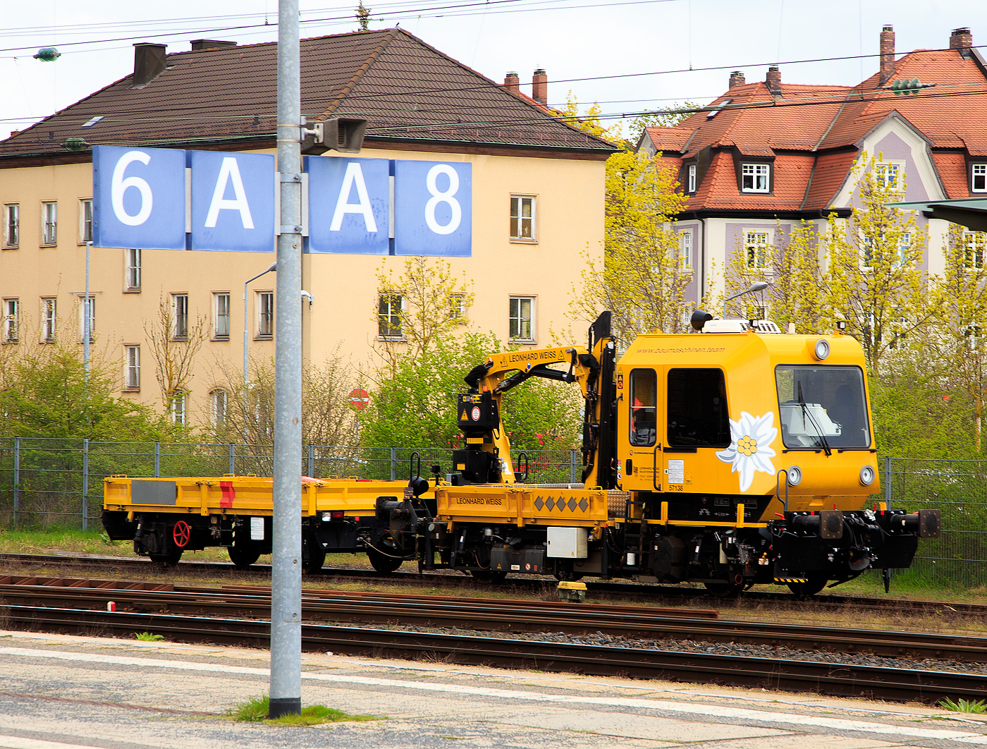Ein „Edelweiß“ ziert das GAF 100 R - 57138 der LW - Leonhard Weiss GmbH & Co. KG (Göppingen), das mit einem Gleiskraftwagenanhänger Kla 03 / Kleinwagenanhänger Kla 03 am 17 April 2023 beim Bahnhof Bamberg abgestellt ist.

Die Gleisbaufirma Leonhard Weiss aus Göppingen ließ im Jahr 2020 bei der GBM Gleisbaumechanik Brandenburg/H. GmbH in Brandenburg an der Havel 3 Stück Gleisarbeitsfahrzeuge GAF 100 R einem Retrofit (Neuaufbau/Modernisierung) unterziehen.

Im Rahmen des Retrofit-Programms „GAF 100 Plus“ wurden die Spenderfahrzeuge umgebaut und modernisiert, um diese optimal an die Ansprüche des Kunden sowie die umweltspezifischen und technischen Vorgaben anzupassen. Dabei wurden diverse Bauteile z.B. die Bremsanlage, die Hydraulik und Elektrik aufgearbeitet oder erneuert. Den heutigen Ansprüchen nicht mehr entsprechende Bauteile, wie die Kabine, der Kran und der Motor werden durch Neuteile ersetzt, die den aktuellen und zukünftigen Einsatzbedingungen entsprechen.
