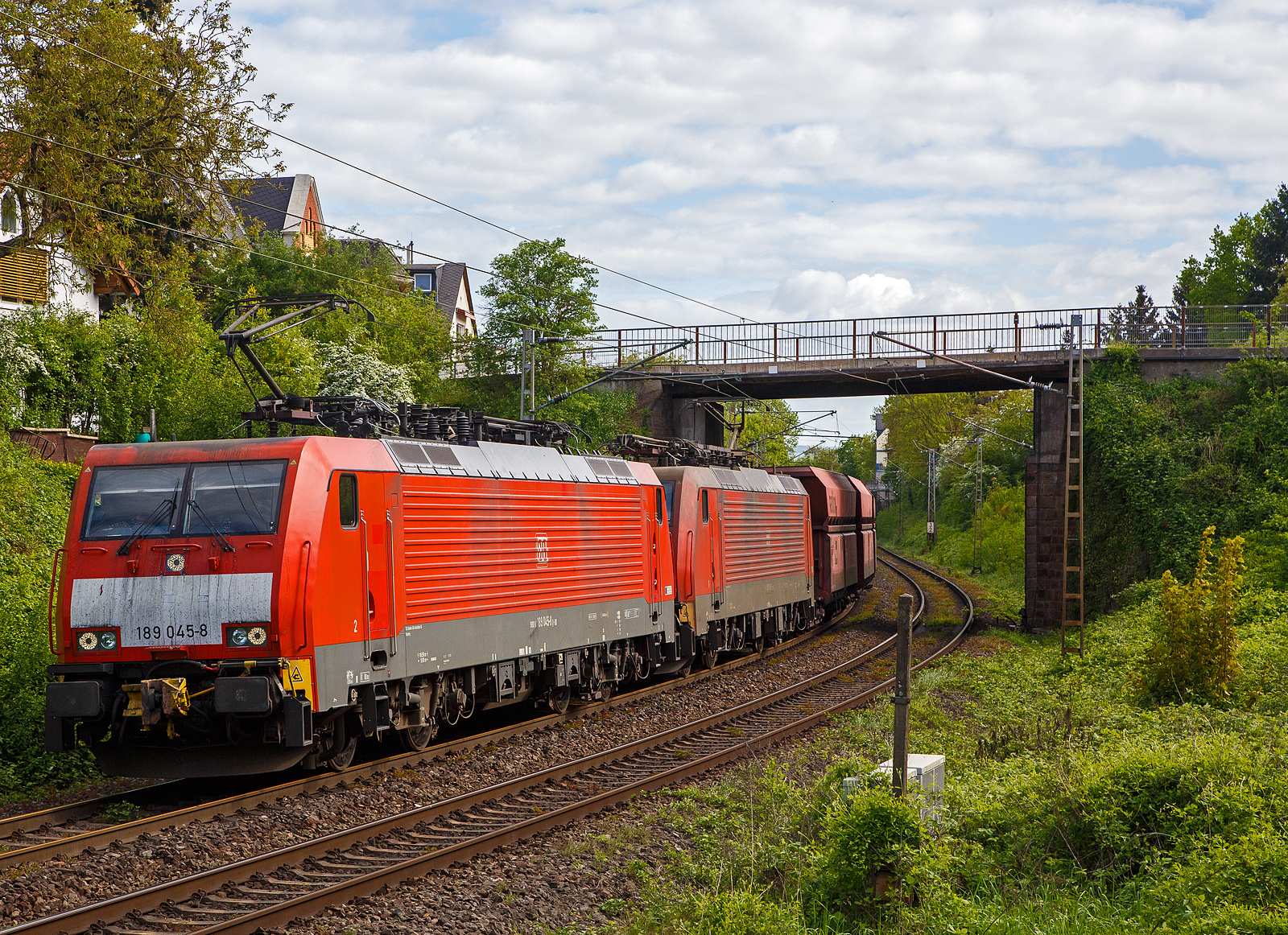 Ein „Erzbomber“ auf dem Weg an die Saar....
Die beiden Siemens ES 64 F4 - 189 045-8 und 189 042-5 der DB Cargo ziehen, in Doppeltraktion, einem Erzzug (Wagen der Gattung Falrrs 152) am 28.04.2018 durch Koblenz-Moselweiß.