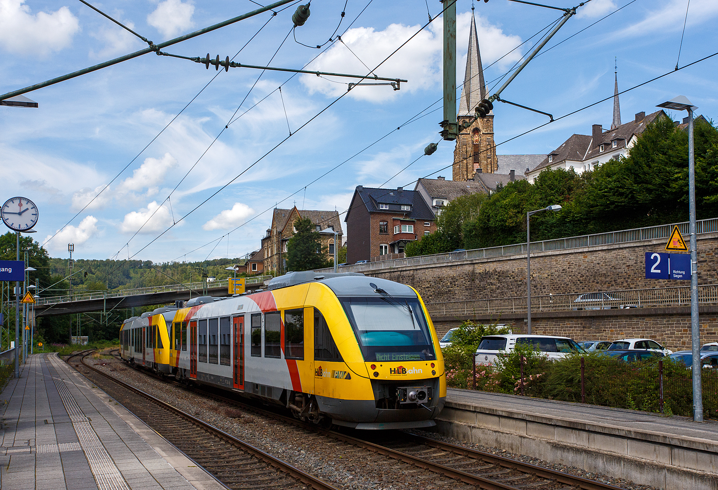 Ein Alstom Coradia LINT 58 bzw. zwei gekuppelte Alstom Coradia LINT 41 (BR 648)  bzw. 27 (BR 640) der HLB (Hessische Landesbahn), als RB 93  Rothaarbahn  (Betzdorf - Siegen - Kreuztal - Bad Berleburg), am 18 Juli 2024 beim Halt im Bahnhof Kirchen (Sieg). Vorne der VT 264 (95 80 0648 664-0 D-HEB / 95 80 0648 164-1 D-HEB) ein LINT 41 und hinten der VT 204 (95 80 0640 104-5 D-HEB) ein LINT 27.

Beide LINT wurden 2004 von der ALSTOM Transport Deutschland GmbH (vormals LHB - Linke-Hofmann-Busch GmbH) in Salzgitter-Watenstedt für die vectus Verkehrsgesellschaft mbH gebaut, mit dem Fahrplanwechsel am 14.12.2014 wurden alle Fahrzeuge der vectus nun Eigentum der HLB, die Hessische Landesbahn hatte 74,9% der Gesellschaftsanteile. Der LINT 41 wurde unter der Fabriknummer 1188-014 gebaut, der LINT 27 unter der Fabriknummer 1187-004.