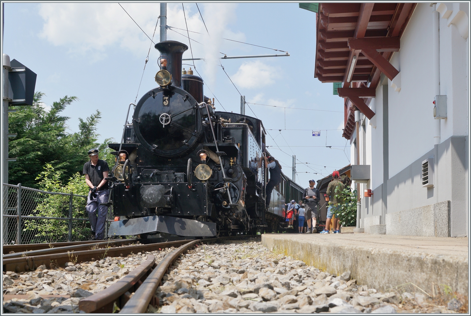 Ein Bild mit einem interessanten Detail: Der Spurlenker bei Schmalspurbahnen ist auf Schienenhöhe, (während er bei Normalspurbahnen darüber hinausragt). Könnte Grund und Lösungsansatz für die GPX Probleme sein.
Dahinter, als  Hauptmotiv  die BFD HG 3/4 N° 3 der Blonay-Chamby Bahn in Chamby. 

28. Mai 2023
