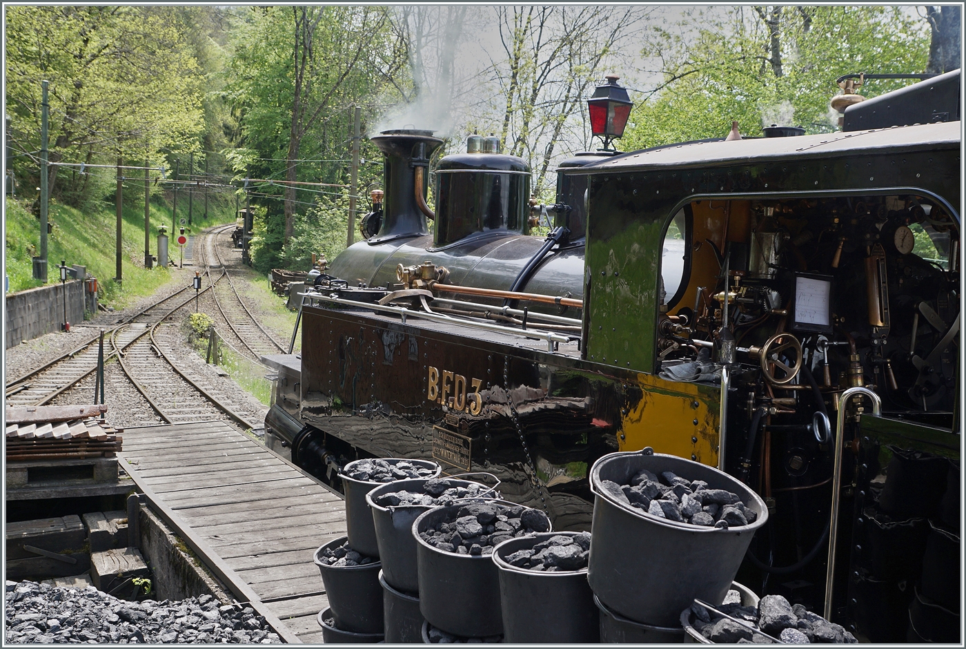 Ein Blick hinter die Kulissen zeigt die BFD HG 3/4 N° 3 im  BW Chaulin , und viel Kohle; oder andersrum: die kleinen süssen Dinger sind doch recht arbeitsintensiv. 
In diesem Sinne ein grosse DANKESCHöN an die freiwilligen Helfer, welche die BC zum  dampfen und fahren verhelfen. 

6. Mai 2023