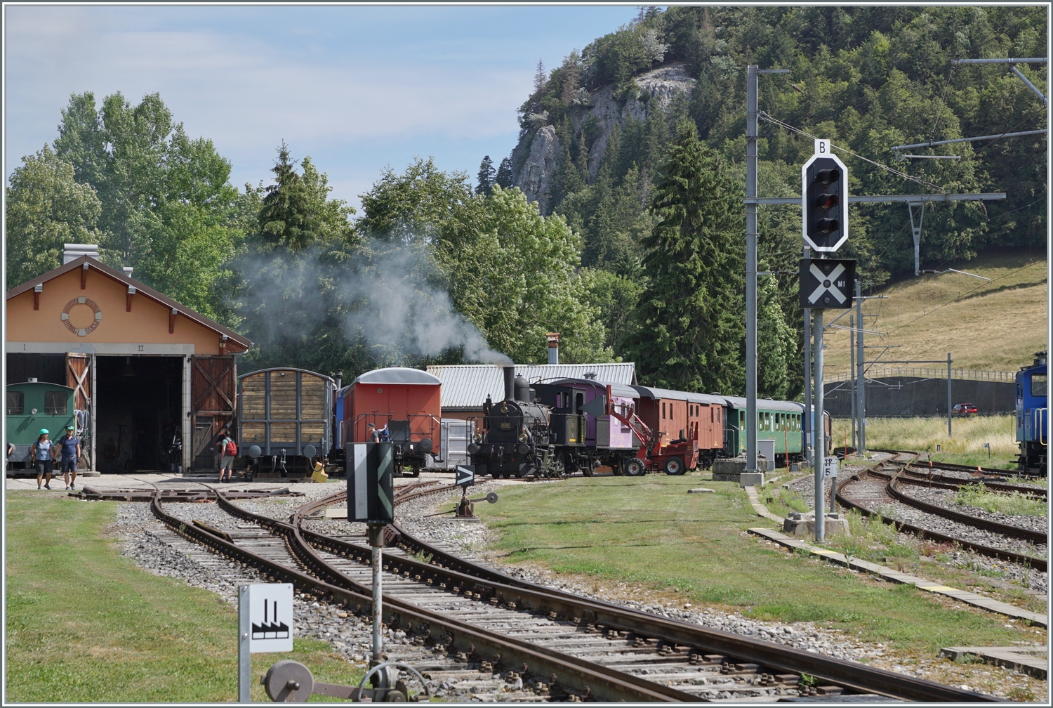 Ein Blick über das Dépôt-Gelände der CTVJ (Compagnie du Train à Vapeur de la Vallée de Joux) mit dem für den Nachmittgag vorgesehen Dampfzug. 

23. Juli 2023