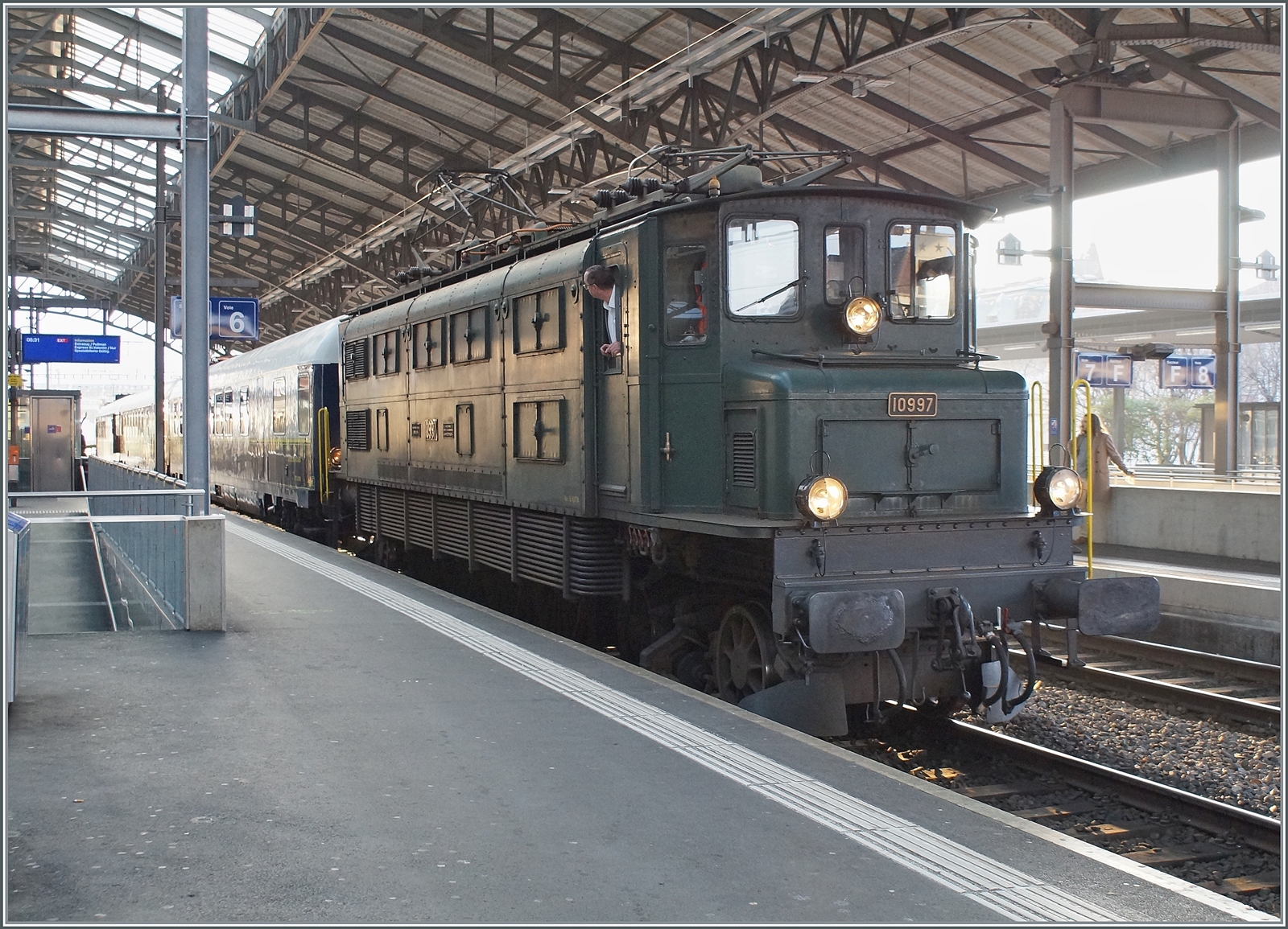 Ein Blick zurück - eine Geste die lange Jahre oft zu sehen war, heute durch Kameras und Spiegel aber unauffällig weiter zum Bahnbetrieb dazugehört. Der Lokführer der Ae 4/7 10997 vergewissert sich von der Abfahrt seines St.Valentin Zugs in Lausanne ob alles in Ordnung ist.

12. Februar 2023