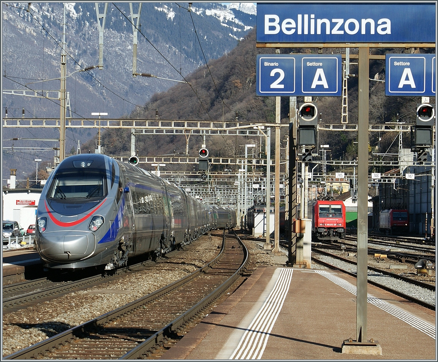 Ein CIS ETR 610 verl�sst als Bellinzona in Richtung Norden. Der damals noch ganz neue Zug d�rfte auf einer Probefahrt sein. 

22. Jan. 2009