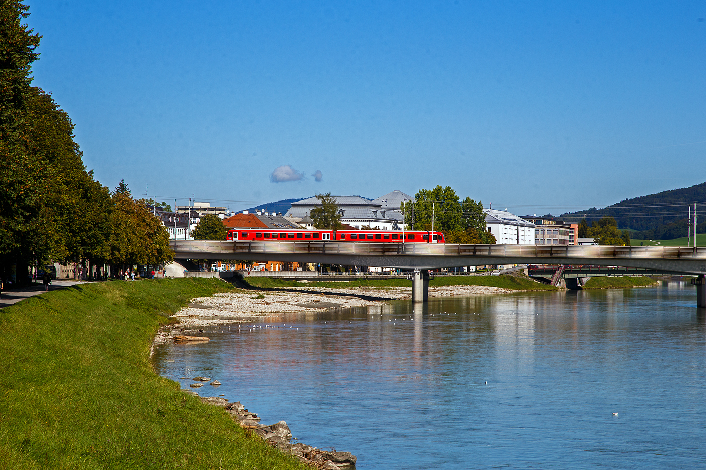 Ein Dieseltriebzug der Baureihe 628.4 /928.4 der S�dOstBayernbahn (SOB) zum DB RegioNetz geh�rend, �berquert am 12.09.2022 in Salzburg die Salzach und f�hrt in Richtung Freilassing (Deutschland).  

Diese Dieseltriebz�ge der BR 628.4 /928.4 der S�dOstBayernbahn (SOB) fahren als RB 45 die Verbindung Salzburg- Freilassing - M�hldorf (Oberbay) – teilweise bis Landshut.