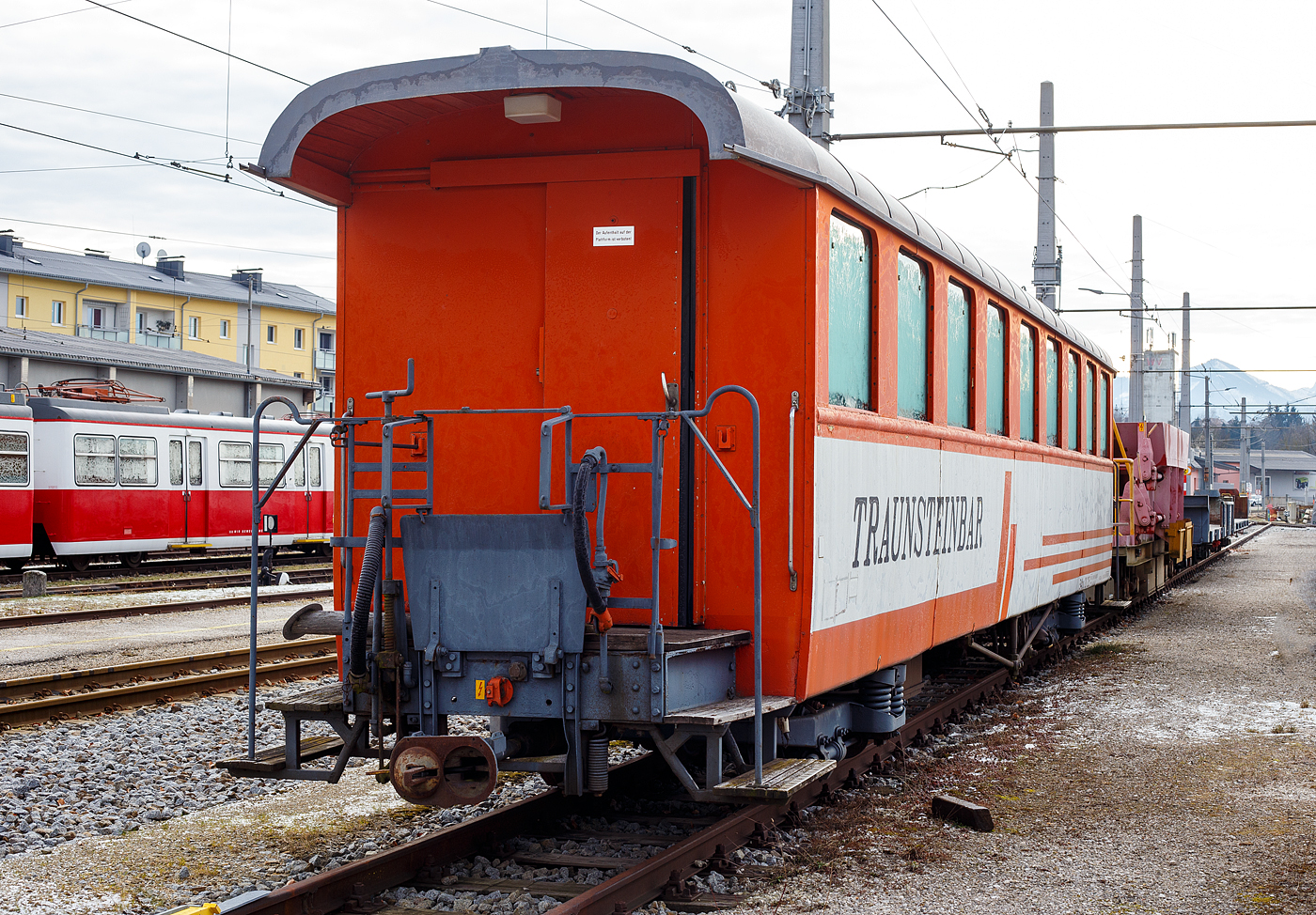 Ein ehemaliger Schweizer, der Buffetwagen mit zwei Plattformen B4bu 20.225 „Traunsteinbar“ der Stern & Hafferl Verkehrsgesellschaft m.b.H. (StH), Lokalbahn Gmunden–Vorchdorf, ist am 14 Januar 2025 beim Bahnhof Vorchdorf-Eggenberg abgestellt.

Der Wagen wurde 1919 von SIG - Schweizerischen Industrie-Gesellschaft in Neuhausen am Rheinfall gebaut und an die damalige Worblentalbahn als 3.Klasse Personenwagen der Gattung C4 WT 83 geliefert. Mit der Fusion 1927 mit der BWB zur Vereinigten Bern-Worb-Bahnen (heute Teil der RBS - Regionalbahn Bern–Solothurn) wurde aus dem Wagen der VBW 9. Im Jahr 1975 wurde er dann nach Österreich an die Stern & Hafferl Verkehrsgesellschaft m.b.H. verkauft.

TECHNISCHE DATEN:
Spurweite: 1.000 mm (Meterspur)
Achsanzahl: 4 (2´2´)
Länge: 15.240 mm
Drehzapfenabstand: 8.500 mm
Achsabstand im Drehgestell: 1.500 mm
Eigengewicht: 14.000 kg
Sitzplätze: 	27
