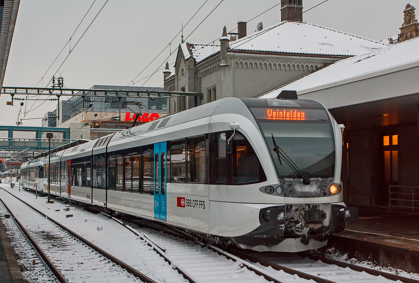 Ein elektrischer Triebzug der THURBO AG, bestehend aus einem Stadler GTW 2/8 gekuppelt mit einem Stadler GTW 2/6, steht am 08.12.2012, als S 14 (der S-Bahn St. Gallen) nach Weinfelden, im Bahnhof Konstanz zur Abfahrt bereit.

Die elektrischen Gelenktriebwagen wurde 2004 von Stadler in Bussnang gebaut und an die Thurbo AG geliefert. Diese GTW´s sind für den Betrieb in Deutschland zugelassen. Sie verfügen zusätzlich über einen deutschen Stromabnehmer, die deutsche Zugsicherung und den deutschen Zugfunk. 

Die Thurbo AG ist eine Eisenbahngesellschaft in der Ostschweiz. Sie betreibt auf einem Streckennetz von 658 km den Regionalverkehr. Das Unternehmen wurde im Jahr 2002 gegründet und gehört zu 90 % den SBB und zu 10 % dem Kanton Thurgau. Es ist jedoch selbständig und eigenverantwortlich für den Betrieb. Der Name Thurbo ist eine Kombination aus Thur respektive Thurgau und Bodensee.

Die Regionalbahn setzt auf moderne und komfortable Fahrzeuge. Die  eingesetzten GTW’s sind niederflurig, klimatisiert und behindertenfreundlich. Der Innenraum wirkt großzügig und übersichtlich. Große Fenster ermöglichen Aussichten wie in einem Panoramawagen. Stadler lieferte zwischen 2003 und 2013 insgesamt 95 Gelenktriebwagen aus. Im Jahr 2008 wurden 10 zweiteilige GTW’s (2/6) um einen Mittelwagen erweitert (GTW 2/8), um die Kapazität und die betriebliche Flexibilität der Flotte zu erhöhen.
Neben den o.g. GTW besitzt Thurbo noch 10 GTW 2/6 (RABe 526 680–689) der 1. Generation der ehemaligen Mittelthurgaubahn (MThB), diese zwischen 1998–1999 gebauten Fahrzeuge sind kürzer (Länge 37,6 m). Zum 1. Januar 2018 übernahm die Thurbo zudem von der SBB 13 Züge (RABe 526 260–265 + 280–286), die die SBB seinerseits 2013 von der BLS übernommen hatte. Da Thurbo jedoch erst ab 2021 Bedarf für die Züge als Ersatz für die ex MThB RABe 526 680–689 hat, wurden sie an die SBB vermietet, die sie nach wie vor auf den gleichen Strecken wie bis dahin einsetzt.

Ein GTW 2/6 besteht aus: Dem mittigem Antriebsmodul (auch Antriebscontainer genannt), dessen beiden Achsen angetrieben sind und das Fahrzeug bewegen. Die zwei leicht und niederflurig gebauten Endmodule mit je einem Drehgestell stützen sich auf dem Antriebsmodul ab. Es ergibt sich auch eine sehr gute Raumausnutzung der Endmodule, nur ist das Fahrzeug durch das Antriebsmodul in zwei Hälften geteilt und der Gang durch den Antriebscontainer ist nicht barrierefrei passierbar.

Die GTW 2/6 und GTW 2/8 haben großzügige Multifunktionsabteile im Einstiegbereich, ein geschlossenes WC-System, Fahrgasträumeund Führerkabine sind klimatisiert. Die Triebwagen haben luftgefederte Trieb- und Laufdrehgestelle. Die Endwagenkästen sowie bei GTW 2/8 der Mittelwagenkasten sind aus Aluminiumstrangpressprofilen gefertigt, der Kasten von dem Antriebsteil ist auch Stahl gefertigt. Die redundante Antriebsausrüstung bestehend aus 2 Antriebssträngen mit wassergekühlten IGBT-Stromrichtern. Die Fahrzeuge haben eine Vielfachsteuerung für bis zu 4 Fahrzeuge.

TECHNISCHE DATEN der GTW 2/6 (in Klammern GTW 2/8):
Spurweite: 1.435 mm
Achsanordnung: 2’ Bo 2’
Länge über Kupplung: 39.400 mm
Fahrzeugbreite: 3.000 mm
Fahrzeughöhe: 3.850 mm
Fußbodenhöhe: Niederflur (am Einstieg 585 mm( / Hochflur 1.000 mm  
Einstiegbreite: 1.350 mm
Sitzplätze: 16 in der 1. Klasse / 90 in der 2. Klasse
Stehplätze bei 4 Pers./m²: 110
Niederfluranteil: über 65 %
Dienstgewicht (tara): 63 t
Achsabstand im Drehgestell: 2.100 mm (Trieb- und Laufdrehgestell)
Triebraddurchmesser (neu): 860 mm
Laufraddurchmesser (neu): 750 mm
Dauerleistung am Rad: 700 kW
Max Leistung am Rad: 1.100 kW
Anfahrzugskraft: 80 kN
Max. Beschleunigung: 0.74 m/s2
Höchstgeschwindigkeit: 140 km/h
Stromsystem: 15 kV, 16,7 Hz AC
Kupplungstyp: Schwab

Die Thurbo AG ist eine Eisenbahngesellschaft in der Ostschweiz und im grenzüberschreitenden Verkehr mit Deutschland und Österreich. Sie betreibt auf einem Streckennetz von 658 km den Regionalverkehr, wodurch sie neben den Schweizerischen Bundesbahnen SBB zu den größten Eisenbahnverkehrsunternehmen (EVU) in der Schweiz zählt. Insgesamt werden 180 Bahnhöfe und Haltestellen angefahren. Jährlich befördert Thurbo rund 26 Mio. Reisende und legt dabei 14,5 Mio. Angebotskilometer zurück.

Das Unternehmen wurde am 20. September 2001 gegründet und nahm im Dezember 2002 den Betrieb auf. Thurbo gehört zu 90 % den SBB und zu 10 % dem Kanton Thurgau. Es ist jedoch selbständig und eigenverantwortlich für den Betrieb. Der Name Thurbo ist ein Akronym (Kombination aus Thur respektive Thurgau und Bodensee).