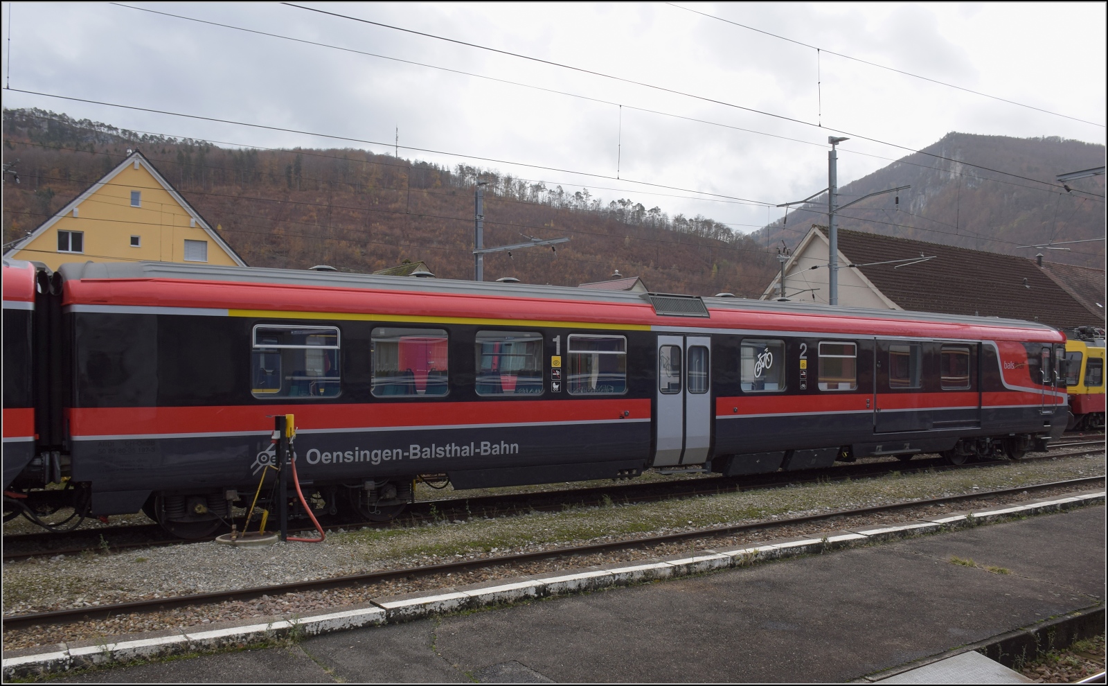 Ein EW I-Steuerwagen wurde mittlerweile aufmöbliert für den Pendelzug Oensingen-Balsthal. Er hört auf ABDt 50 85 80-35 197-3 CH-OeBB. Balsthal, November 2023.