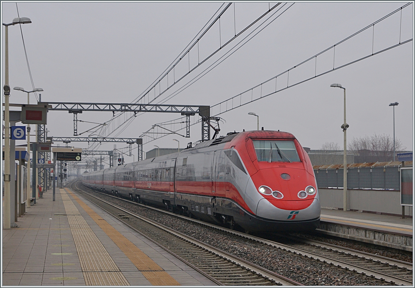 Ein FS Trenitalia ETR 500 erreicht aus Richtung Torino kommend den Bahnhof Rho Fiera.

24. Feb. 2023