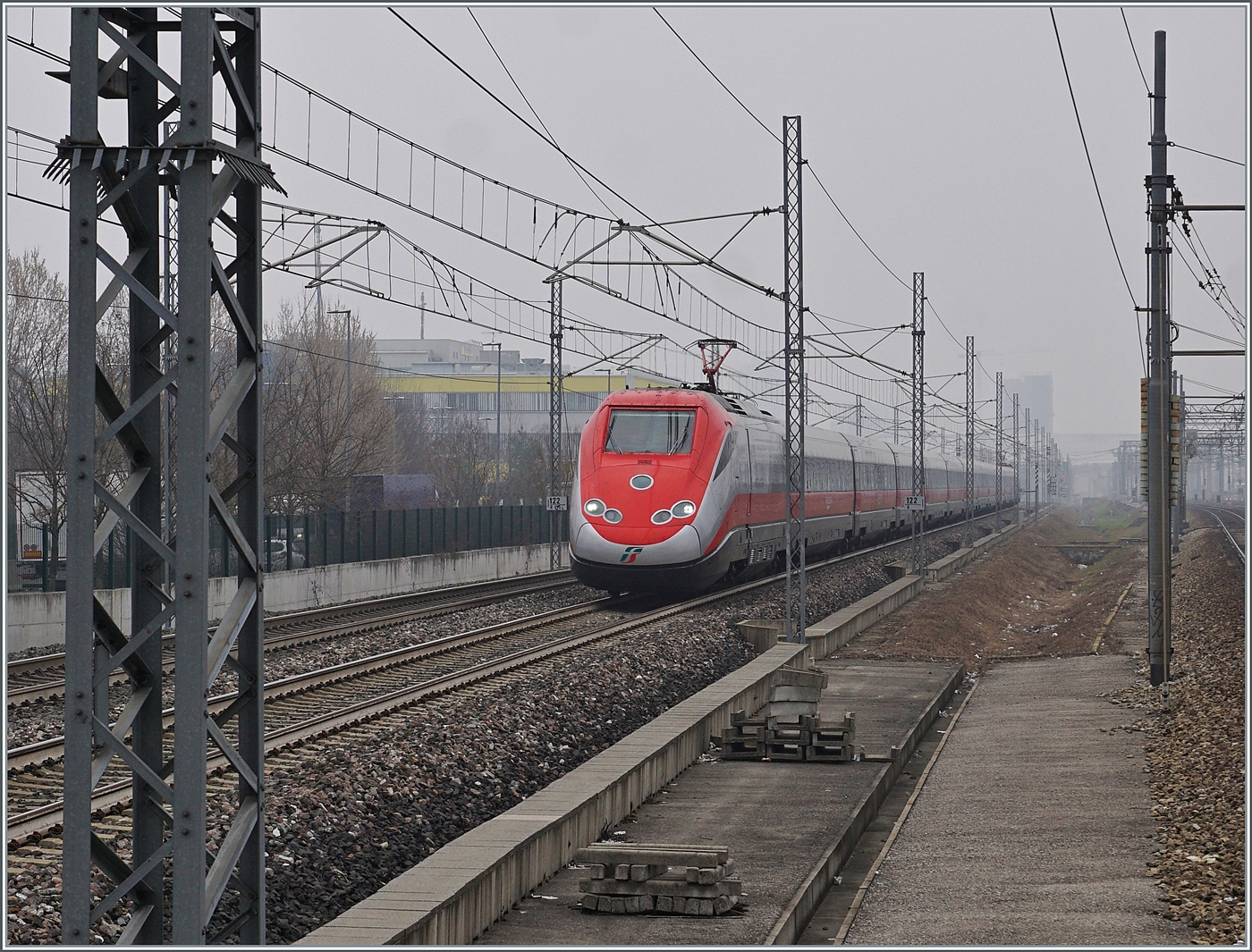 Ein FS Trenitalia ETR 500 erreicht aus Richtung Milano kommend den Bahnhof Rho Fiera. 

24. Feb. 2023 