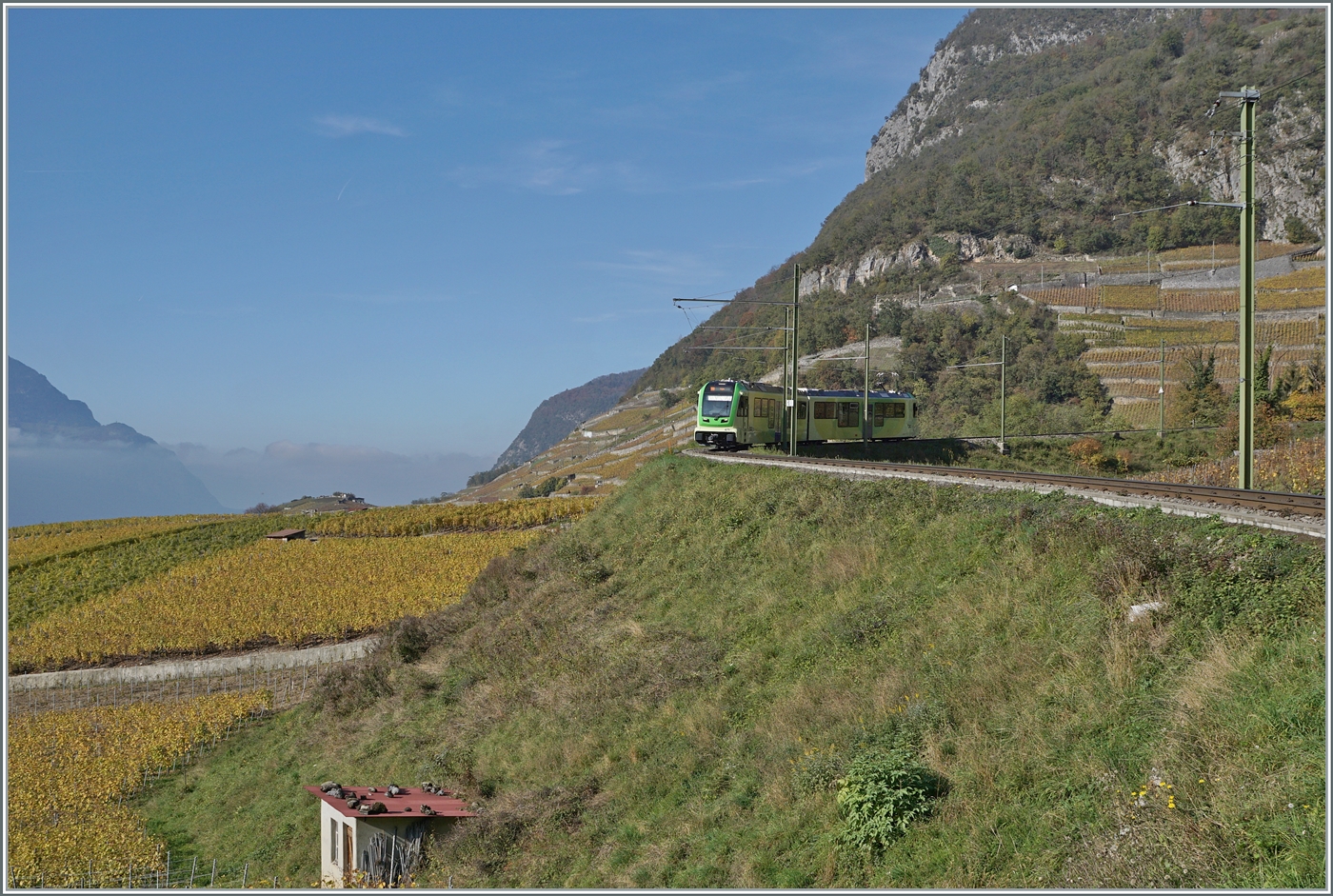 Ein herrlicher Blick in Richtung Lausanne, und auf den ASD ABe 4/8 471 der als R71 auf der Fahrt von Les Diablerets nach Aigle ist.

2. November 2024 