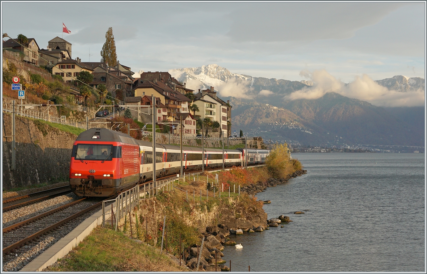 Ein Klassiker von der nun hin reichlich bekannten Fotostelle im Abendlicht: eine SBB Re 460 ist mit ihrem IR 90 bei St-Saphorin auf dem Weg nach Genève Aéroport. 

12. Nov. 2024