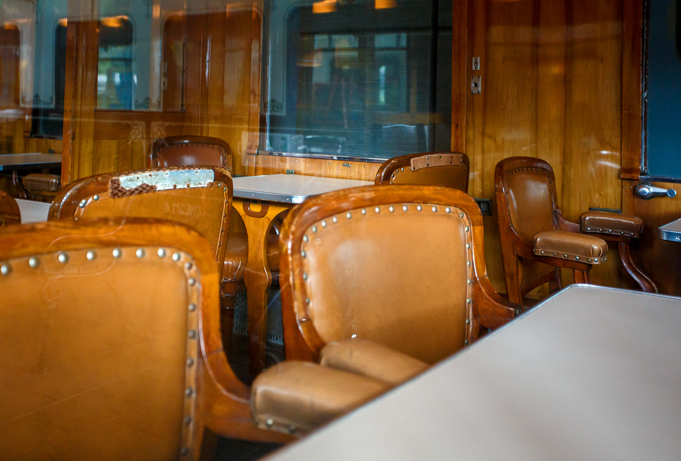 Ein kleiner Einblick von außen in den leider verschlossenen Speisewagen der Gattung WR, CIWL N° 4249 der «Blauwe Roemeen» (Blauer Rumäne), ex CIWLT 51 66 08-50 091-9 am 24 Juni 2025 im Het Spoorwegmuseum (bis 2005 NSM - Nederlands Spoorwegmuseum / Niederländischen Eisenbahnmuseum) in Utrecht im ehemaligen Bahnhof Maliebaan. 

Das Museum betrieb im Wagen kurzzeitig auch ein eigenes Museumsrestaurant. 