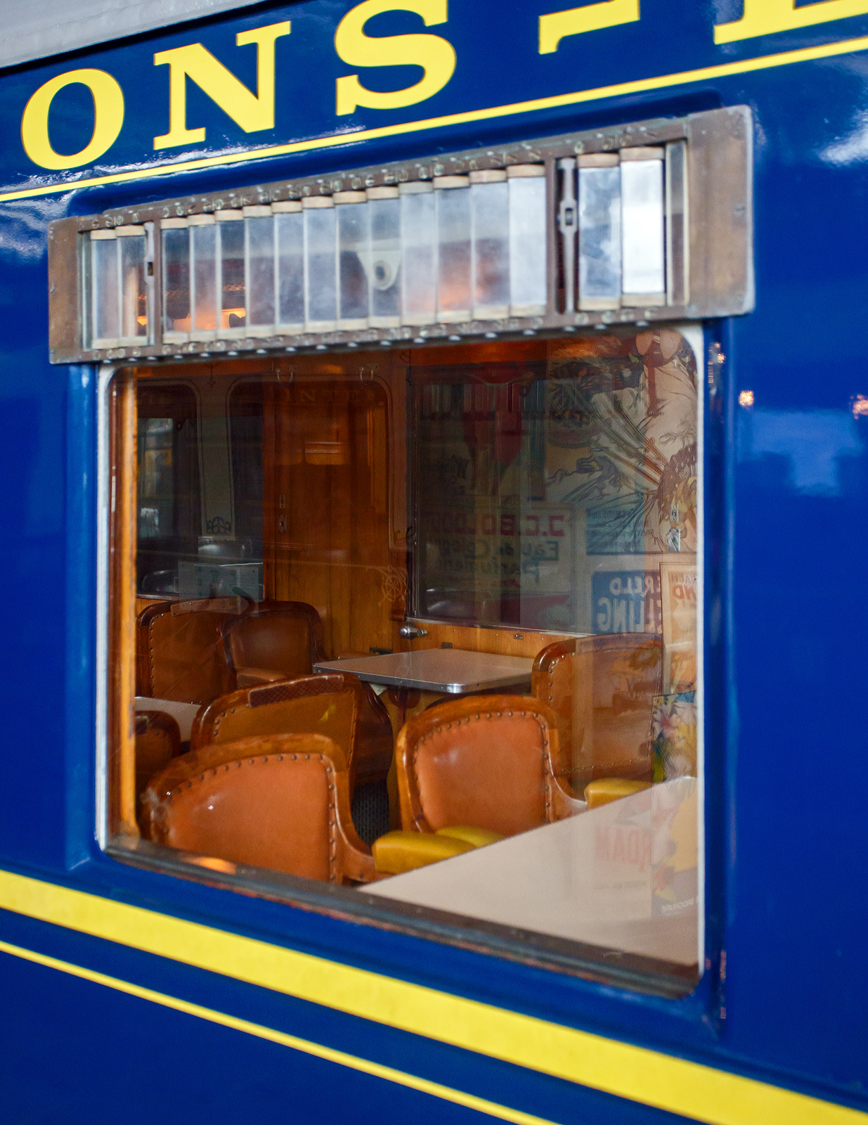 Ein kleiner Einblick von außen in den leider verschlossenen Speisewagen der Gattung WR, CIWL N° 4249 der «Blauwe Roemeen» (Blauer Rumäne), ex CIWLT 51 66 08-50 091-9 am 24 Juni 2025 im Het Spoorwegmuseum (bis 2005 NSM - Nederlands Spoorwegmuseum / Niederländischen Eisenbahnmuseum) in Utrecht im ehemaligen Bahnhof Maliebaan. 

Das Museum betrieb im Wagen kurzzeitig auch ein eigenes Museumsrestaurant. 