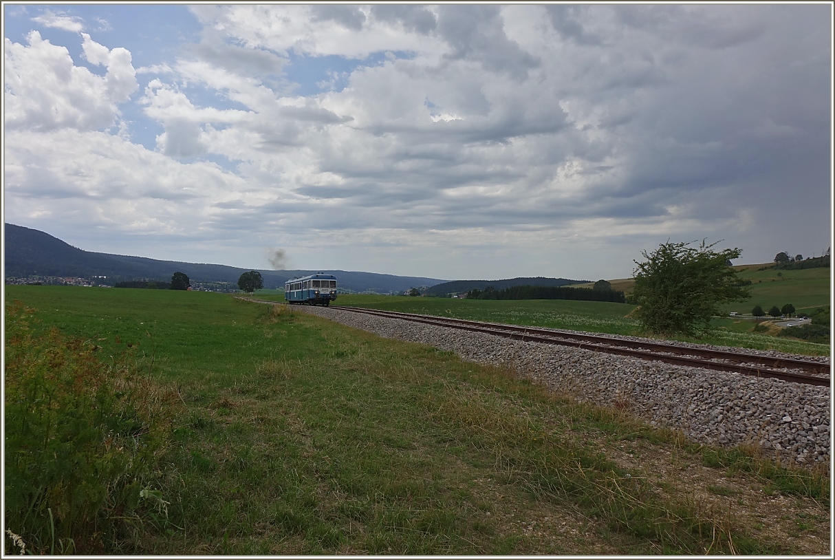 Ein kleiner Triebzug ( X2816) auf der Fahrt nach Le Touillon.
(15.07.2023)