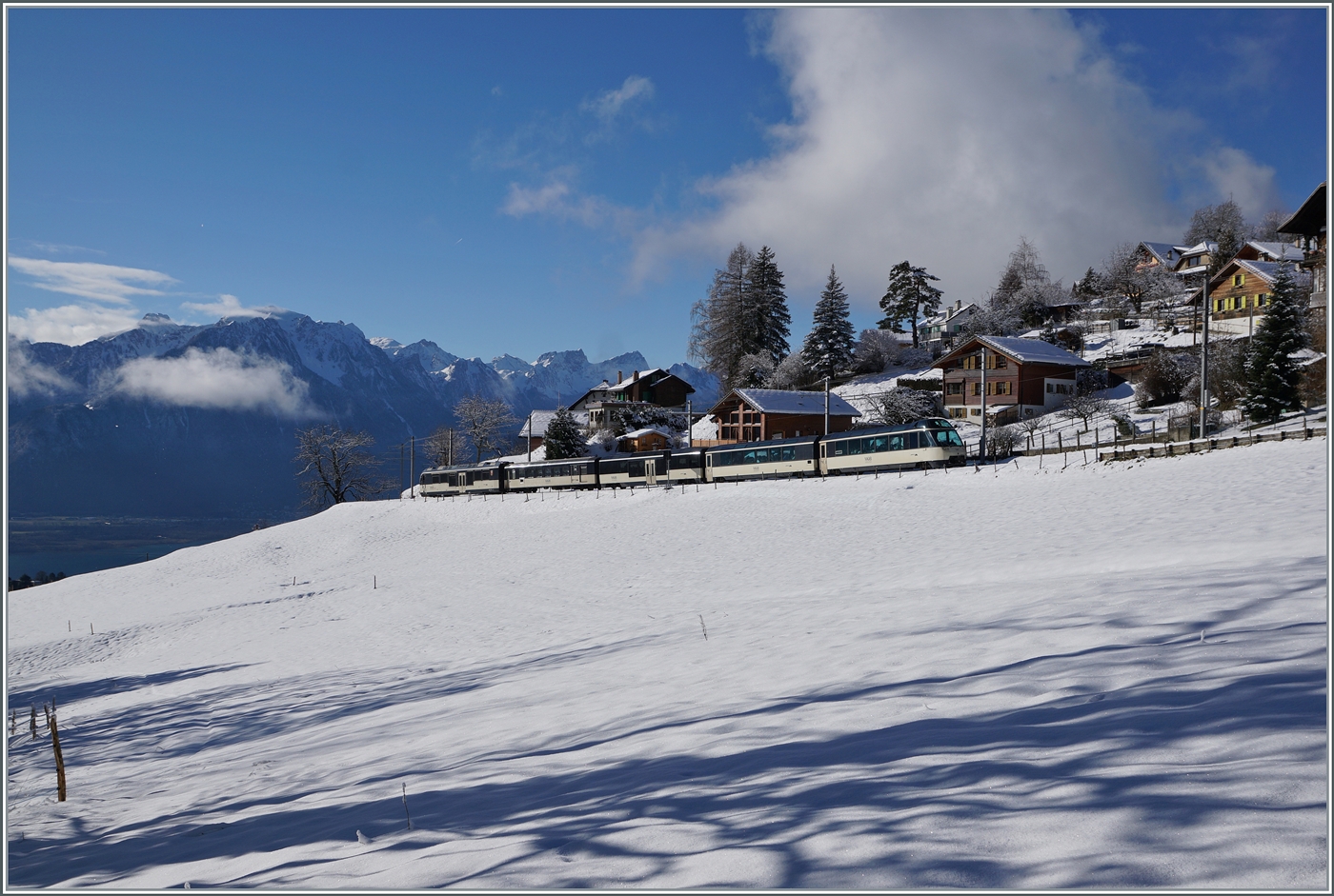 Ein MOB Regionalzug von Montreux nach Zweisimmen erreicht in Kürze das winterliche Les Avants. 

3. Jan. 2025