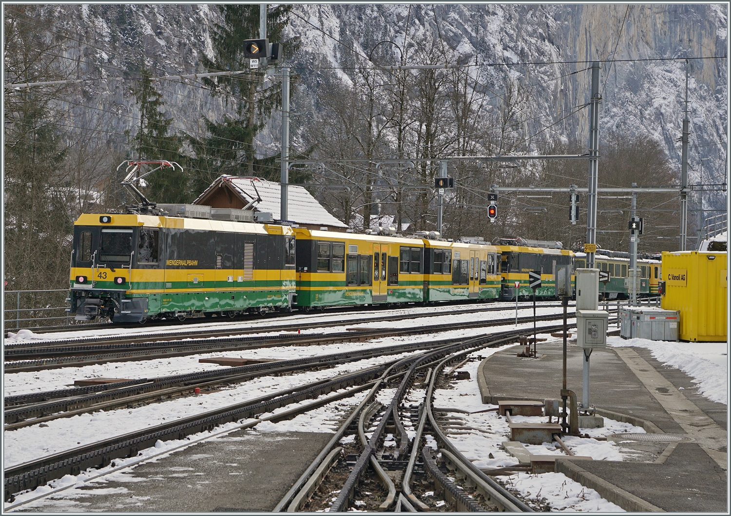 Ein neuer, interessanter Loktyp bei der WAB mit der ungewöhnlichen Bezeichnung He(m) 4/4; im Bild die He(m) 4/4 43 in Lauterbrunnen. 

16. Jan. 2024