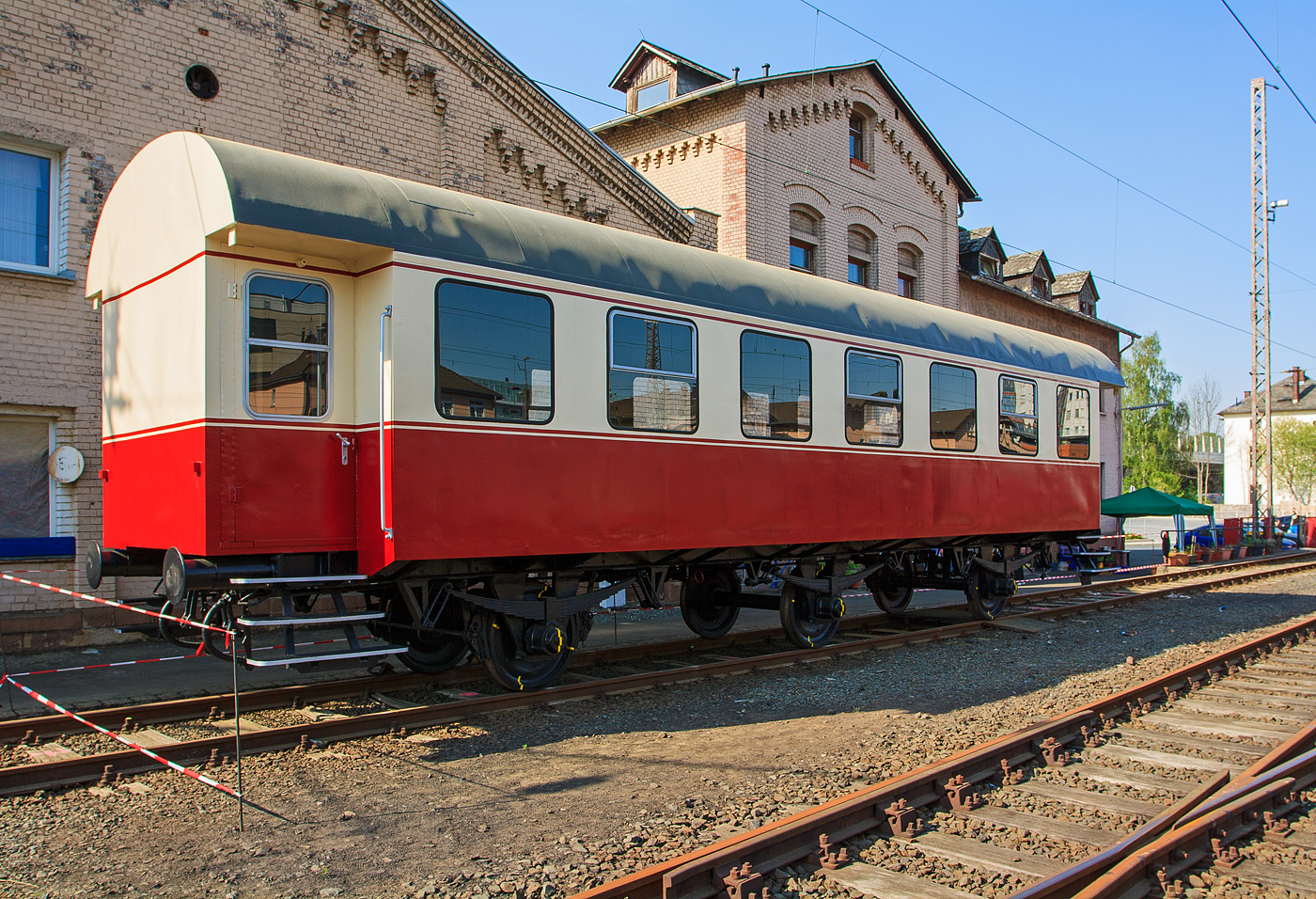 Ein normalspuriger dreiachsiger Reisezugwagen am 23.04.2011 im Südwestfälische Eisenbahnmuseum in Siegen. Typ und Nummer sind mir leider unbekannt. 