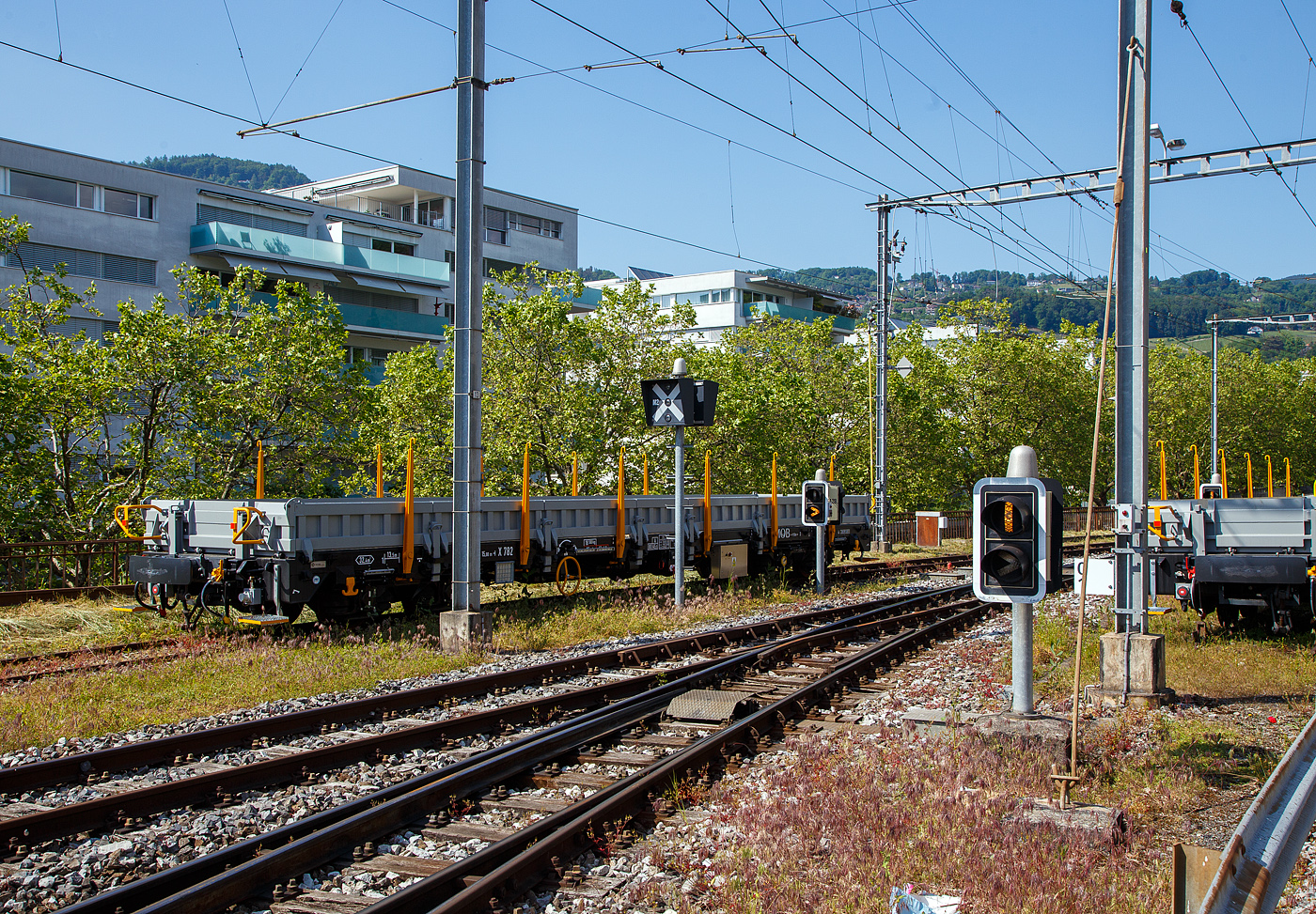 Ein sehr neuer Schmalspur Güterwagen (Baujahr 2021) der MOB.
Der vierachsige Drehgestell-Flachwagen mit klappbaren Seitenborden, Stirnwandklappen und Drehrungen als Dienstgüterwagen MOB X 782 der Montreux-Berner Oberland-Bahn, abgestellt am 26.05.2023 in Vevey. Als Güterwagen wäre er in die Gattung „Re“ einzuordnen. Eine UIC-Nr. gibt es für diese Schmalspur Wagen auch nicht. 

Leider ist von diesen Netz nicht von diesen neuen schmalspurigen Güterwagen nichts zu finden, daher muss ich hier mit den Anschriften auskommen die ich selbst auf meinen eigenen Bildern lesen kann. 

TECHNISCHE DATEN:
Entwicklung/Konstruktion: PVF Trade s.r.o. Česká Lípa (Tschechien)
Hersteller: SUTOR GLOBAL s.r.o. (Tschechien)
Spurweite: 1.000 mm (Meterspur)
Achsanzahl: 4 (in 2 Drehgestellen)
Länge über Puffer: 15.000 mm 
Drehzapfenabstand: 9.500 mm 
Ladelänge: 13,500 mm
Ladefläche: 32,4 m²
Eigengewicht: 18.500 kg 
Max. Ladegewicht: 45.500 kg (ab Streckenklasse A)
Höchstgeschwindigkeit: 80 km/h
Bremse: KE-GP-A
Feststellbremse: Ja
Kupplungen: Mittelpuffer mit einer Schraubenkupplungen (Zp 1)
