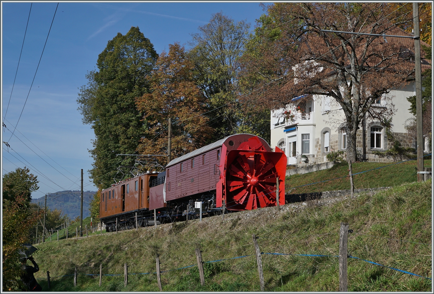 Ein seltenes Ereignis - nicht nur weil die Blonay-Chamby Bahn nur von Mai bis Oktober fährt: 
die Bernina Bahn Ge 4/4 81 ist mit der Xrotd 1052 bei Chaulin als Fotozug unterwegs. 

30. Okt. 2022