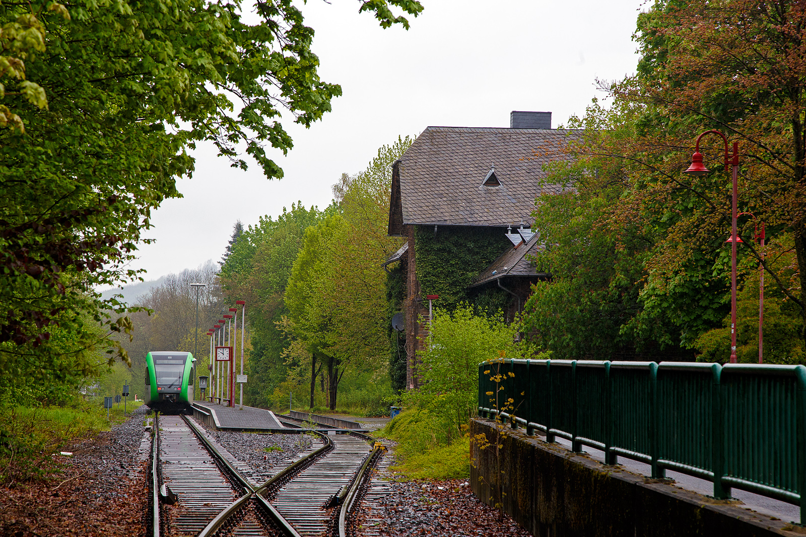 Ein Stadler GTW 2/6 der Westerwaldbahn des Kreises Altenkirchen GmbH (WEBA)  Daadetalbahn  steht am 08.05.2023 im Bahnhof Daaden, als RB 97  Daadetalbahn , zur Abfahrt bereit. Der Bahnhof Daaden ist Endpunkt der 9,9 km langen Strecke zwischen Betzdorf und Daaden, der Daadetalbahn (KBS 463). Es war wohl der erste Zug des Tages, denn am Abend zuvor (des 07.05.)  gab im Daadetal mächtigen Starkregenfälle, so musste erst die Strecke auf Unterspülungen untersucht werden.