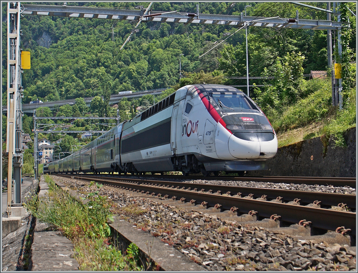Ein TGV! Bei Villeneuve?!? - nicht, dass ich hier noch nie einen gesehen hätte, ABER im Frühjahr 2017 fuhr der letzte TGV de Neige von Lausanne in Richtung Wallis und zurück, denn durch die Umstellung der Strecken auf ETCS konnte die Verbindung nicht mehr angeboten werden. Der TGV Bern - Paris via Basel verkehrte infolge fehlender ETCS Ausrüstung der TGV Züge via Stammlinie statt NBS. Somit war es mehr als überraschend, als plötzlich heute bei Villeneuve ein TGV auftaucht! Im Bild der inoui TGV Rame 4715 bei Villeneuve, wohl auf einer ETCS Probefahrt.

4. Juni 2024