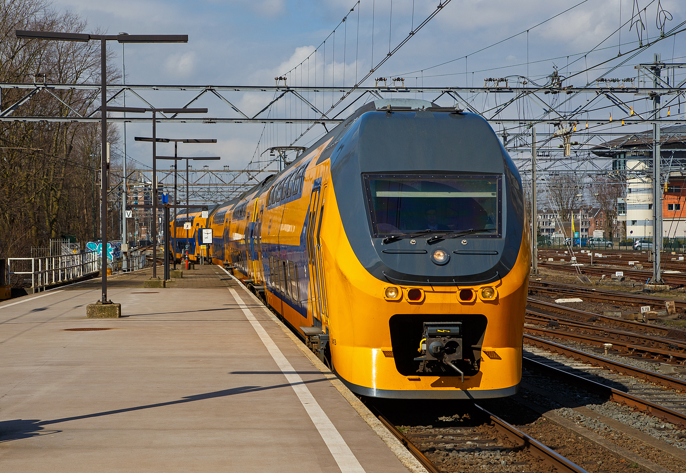 Ein vierteiliger NS VIRM (Verlengd InterRegio Materieel / Doppelstock-Interregio-Triebzug) erreicht am 31 März 2018 den Bahnhof Amsterdam Centraal.

In den 1980er Jahren plante die NS eine radikale Vereinfachung des Personenverkehrs-Angebots: Die bestehenden Zuggattungen sollten zu drei Gattungen, nämlich Regionalzug (stoptrein), Interregio und Intercity zusammengeführt werden. Für den Interregio sollte das erforderliche Rollmaterial neu entwickelt werden. Das Resultat war die Baureihe DD-IRM. Nach einer weiteren Vereinfachung, bei welcher die Gattung Interregio im Intercity aufging, wurde der DD-IRM zum typischen niederländischen Intercity-Zug.

1994 begann die Auslieferung der neuen IRM-Züge. Hersteller waren die Waggonfabrik Talbot in Aachen (1995 von Bombardier Transportation aufgekauft) 34 dreiteilige und 47 vierteilige Züge wurden gebaut. Weil Talbot nicht genügend Kapazität hatte wurde die Fertigung von 47 Wagen Typ ABv5 bei De Dietrich Ferroviaire aus Reichshoffen (Elsass) ausgelagert. Die Drehgestelle wurden von Schweizerische Industrie-Gesellschaft (SIG) in Neuhausen am Rheinfall (CH) und Stork RMO (NL) geliefert.

Weil die Transportkapazitäten insbesondere der dreiteiligen Züge bald nicht mehr ausreichten, entstand die erste Serie (VIRM-1) durch die Erweiterung des DD-IRM, der interregionalen Doppelstockausrüstung ( Regiorunner“). Umbauprogramm startete 2000 alle Dreiteiler bekamen einen zweiten Zwischenwagen verpasst und so zu vierteiligen Zügen verlängert, die bisherigen Vierteiler wurden mit zwei Zwischenwagen (davon einem angetriebenen) zu Sechsteiligen Zügen gestreckt. Bombardier fertigte die Aufbauten in seinem Görlitzer Werk und die Drehgestelle im Werk Siegen. Die so umgebauten Züge hießen ab nun Verlengd InterRegioMaterieel (verlängerte IRM): VIRM-IV als Vierteiler, VIRM-VI als Sechsteiler.

Die NS hat insgesamt 178 elektrische Doppelstock-Triebzüge VIRM, davon 98 des vierteiligen Zugtyps (VIRM-IV) und 80 des sechsteiligen Zugtyps (VIRM-VI).

TECHNISCHE DATEN der VIRM-IV (Vierteiler der Series 9400/9500)
Spurweite: 1.435 mm (Normalspur)
Achsformel: 2’Bo’ + 2’2’ + 2’2’ + Bo’2’
Breite: 3.020 mm
Höhe: 4.670 mm
Länge über Puffer: 107.560 mm
Dienstgewicht: ca. 235 t
Höchstgeschwindigkeit: 160 km/h (Planmäßig 140 km/h) 
Stundenleistung: 4 × 402 kW = 1.608 kW
Stromsystem: 1,5 kV DC
Sitzplätze: 	1. Klasse 61–63 / 2. Klasse 326–330 Klappsitze 16
Kupplung: Scharfenberg
