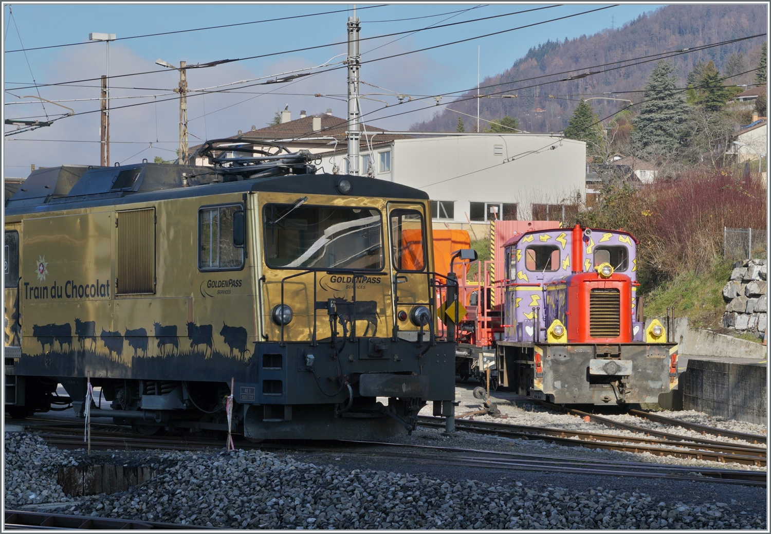 Ein weiteres Bild der MOB V 121 in Chernex, diesmal quer über die Gleise von Süden her. Ebenfalls ins Bild ragt eine der zahlreichen hier abgestellten MOB GDe 4/4 Serie 6000, die GDe 4/4 6003. Nicht zu sehen ist auf dem Gleis des MOB Tm 2/2 121 und hinter der GDe 4/4 6003 die GDe 4/4 6001, bei welcher bereits die Stromabnehmer demontiert sind.

17. Dezember 2023