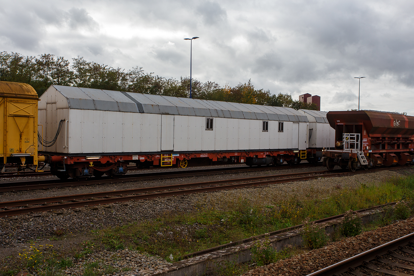 Ein Wohnzug des belgischen Infrastrukturunternehmens INFRABEL steht am 21 Oktober 2025 in Ans. Hier der Wagen 80 88 3937 888-8 B-INFBL, der ehem. Gattung Res mit Wohnaufbau.