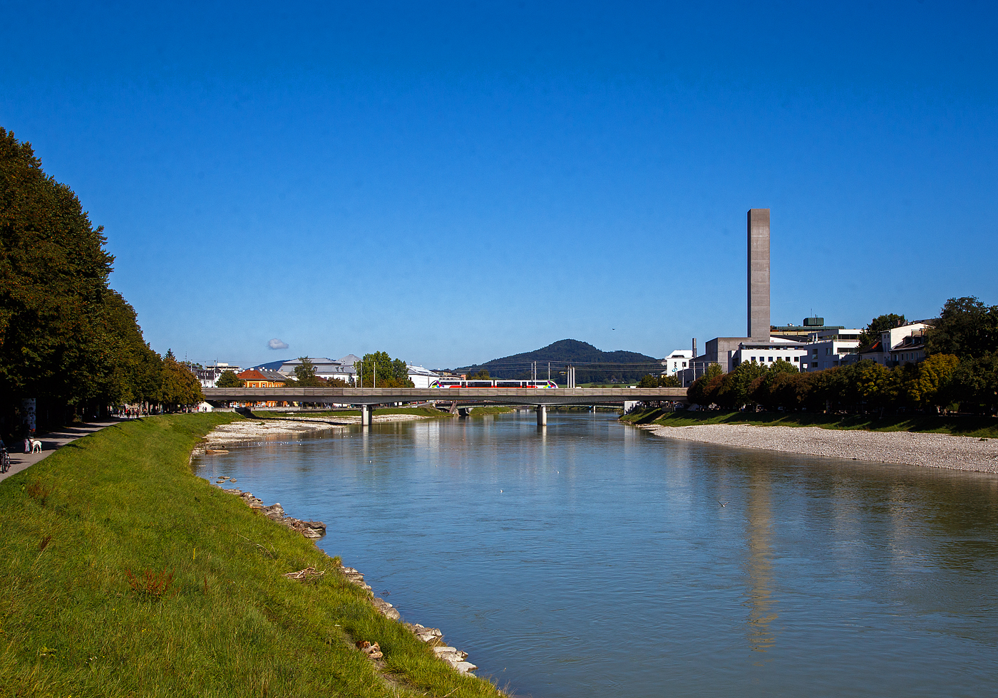 Ein zweiteiliger Dieseltriebzug der DB der BR 642 (vom Typ Siemens Desiro Classic) an die ÖBB (Salzburg Verkehr) vermietet, überquert am 12.09.2022 von Freilassing (Deutschland) kommend in Salzburg die Salzach und erreicht bald Salzburg Hbf.

Er fährt als RX 21 die Verbindung Freilassing via Salzburg Hbf nach Braunau am Inn.