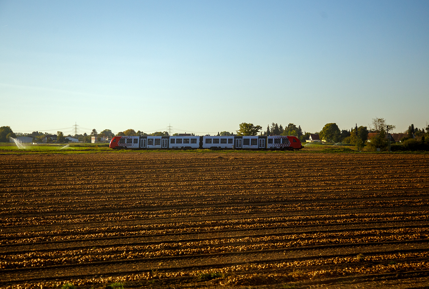 Ein zweiteiliger Dieseltriebzug vom Typ ALSTOM Coradia LINT 54 (BR 622) der DB Regio Mitte am 07.09.2023 bei Hofheim (Ried). Bild aus einem ICE heraus. 