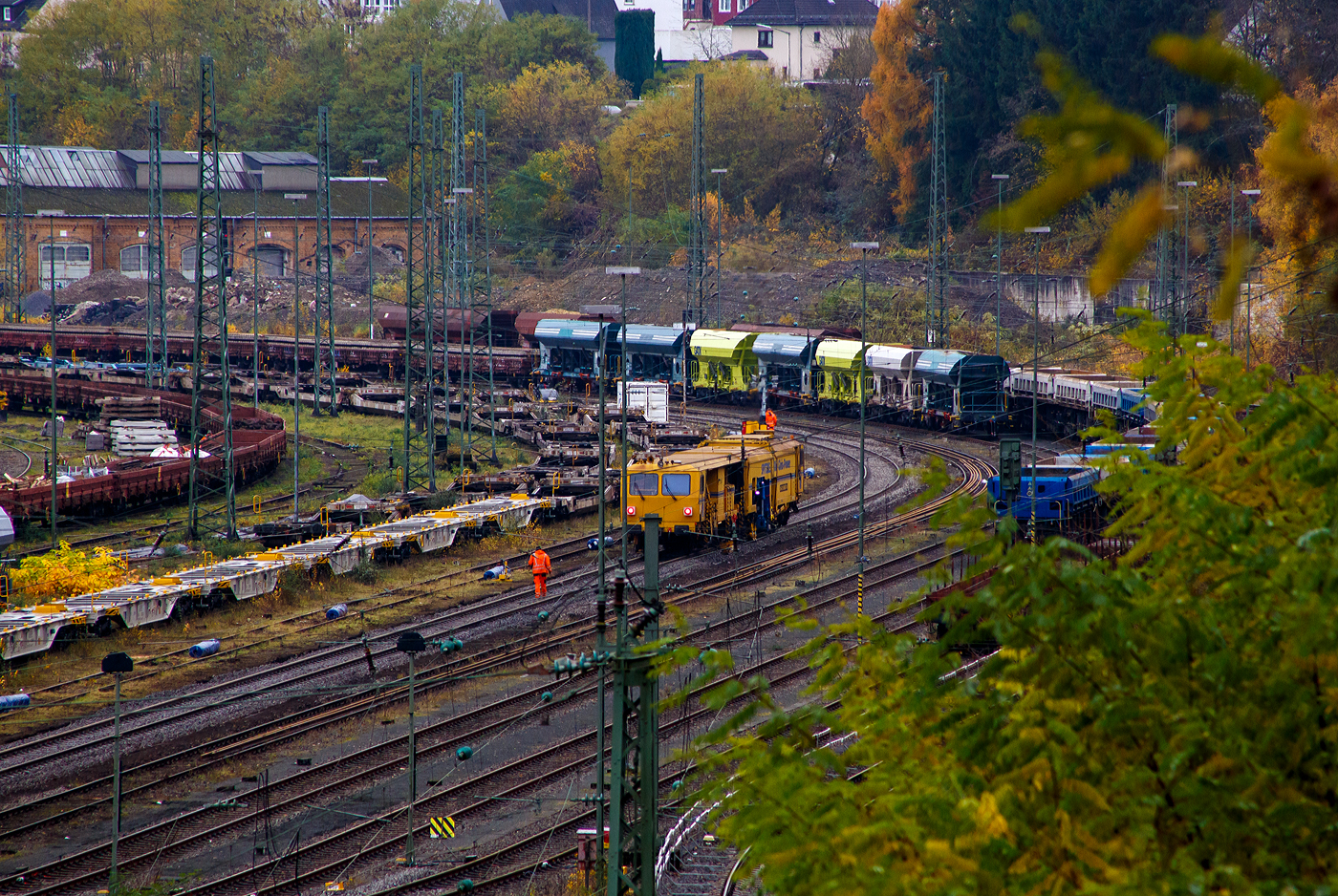 Eine Plasser & Theurer Stopfmaschinen Unimat (genaue Typ unbekannt) der Spitzke SE (Großbeeren) stopft am 09 November 2025 im Rbf Betzdorf/Sieg ein erneuerte Gleis. 