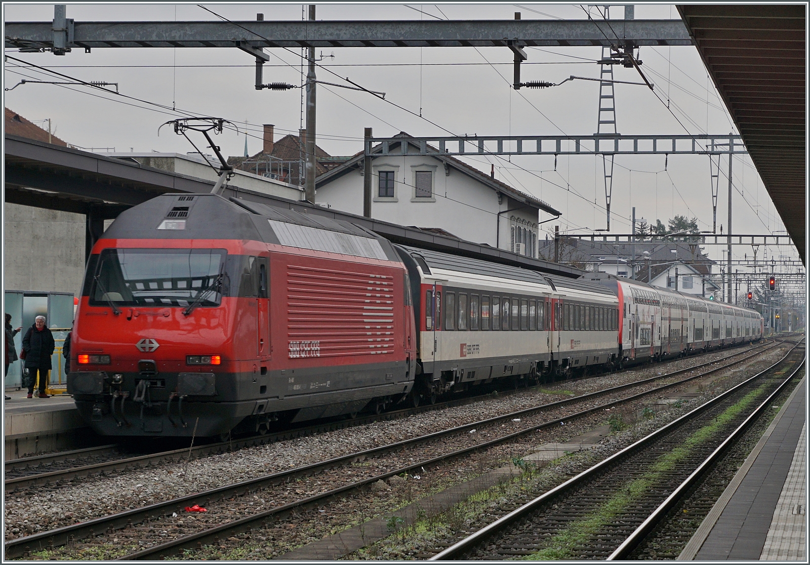 Eine SBB Re 460 mit einem recht langen IR von Luzern nach Konstanz beim Halt in Weinfelden.

8. Dez. 2022