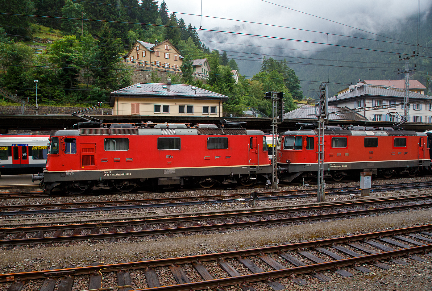 Eine SBB Re 8/8 in Form zwei gekuppelter Re II, die Re 4/4 11194 (Re 420 / 91 85 4 420 194-3 CH-SBB) und Re 4/4 11156 (Re 420 / 91 85 4 420 156-2 CH-SBB) hat am 02.08.2019 (leider bei Regen), mit dem Venice Simplon-Orient-Express (VSOE) nach Venedig, den Bahnhof Göschenen erreicht.

Der Orient-Express, für mich der Zug der Züge bzw. die „König der Züge“, und dann noch auf dieser wunderbaren Strecke, der Gotthardbahn. Nur fehlt mir dafür etwas Sponsoring😉, potenzielle Sponsoren dürfen sich aber gerne bei mir melden 😊.   
