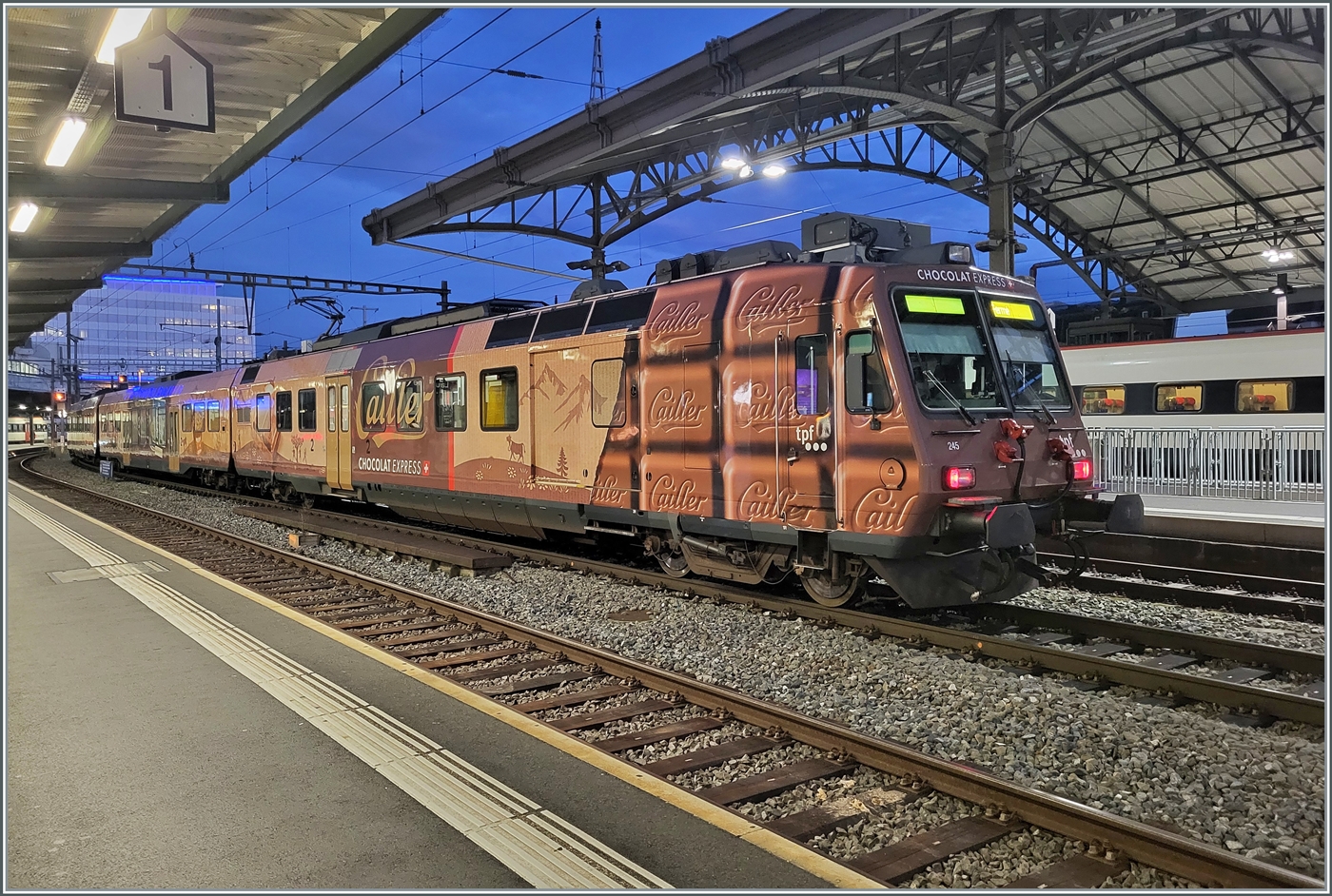 Eine süsse Überraschung zum Feierabend: In Lausanne auf Gleis 2 steht der TPF RBDe 560 245  CHOCOLAT EXPRESS  (94 85 7560 245-3 CH-TPF) als Leermaterialzug. Da meine kleine Knipse mit den Lichtverhältnissen überfordert gewesen wäre, griff ich zum Handy, so dass zwar kein qualitatives Top Bild entstand, aber doch die besonderes Szene verewigt werden konnte.

21. Oktober 2024