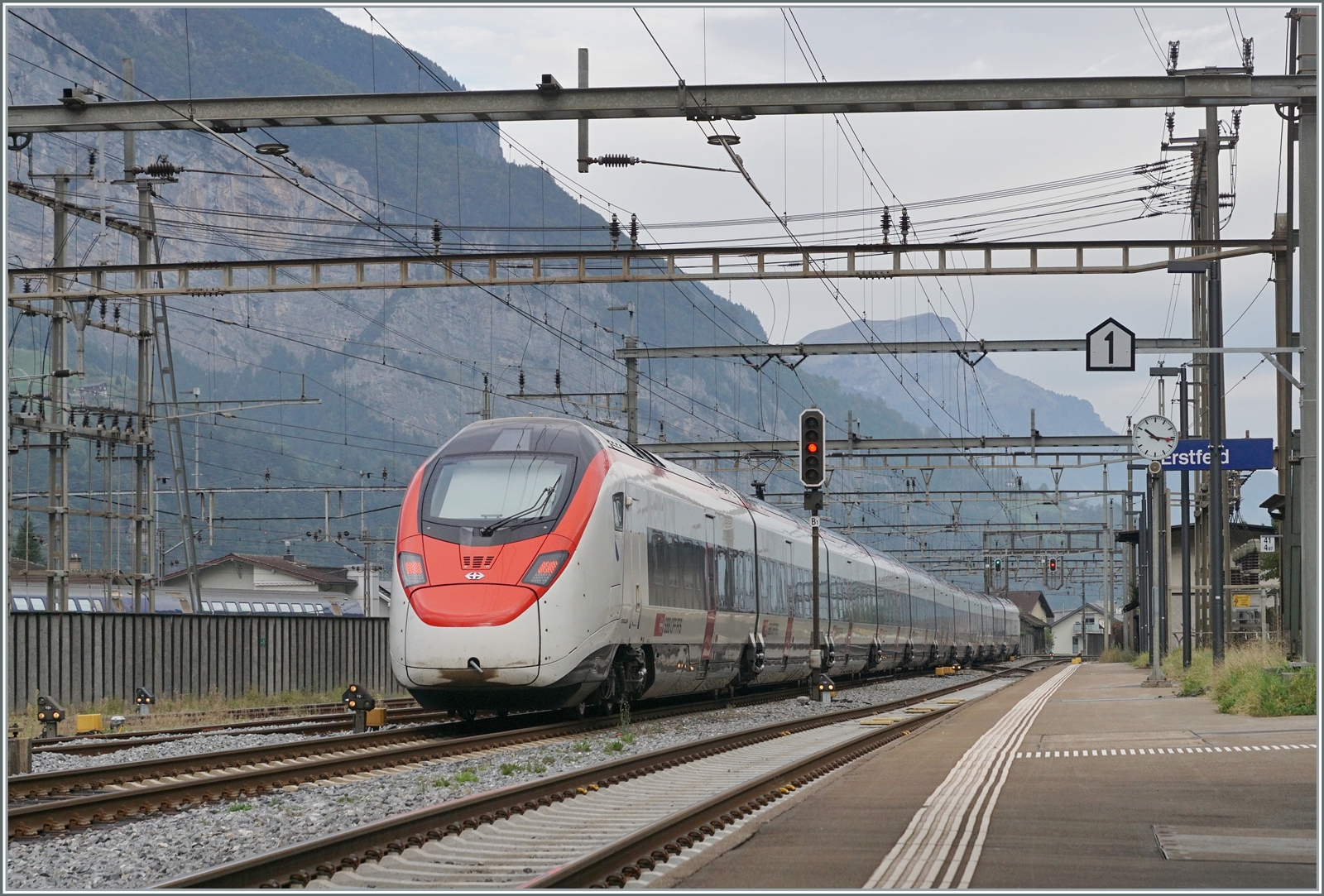 Eine weitere Durchfahrt eines SBB Giruno: der SBB RABe 501 009  Zürich  ist EC 10312 von EC 10312 von Milano nach Zürich HB unterwegs. 

19. Okt. 2023