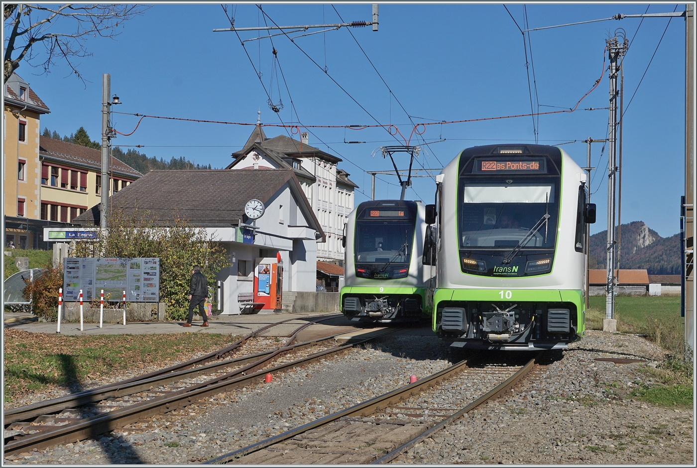 Eine der wohl  ber�hmtesten  Zugkreuzung in der Schweiz: in La Sange kreuzen sich einmal pro (Werk)-Tag die transN Z�ge R22 9921 und 9920. Nachdem ich hier im Juni die BDe 4/4 6 und 8 fotografieren konnte, sind nun der transN Abe 4/8 9 auf der Fahrt nach La Chaux de Fonds und der ABe 4/8 N� 10 als Gegenzug nach Les Ponts-de-Martel zu sehen. Da die Z�ge etwas l�nger sind, war es gar nicht so einfach, ein  gutes  Kreuzungsbild zu bekommen.

28. Oktober 2024