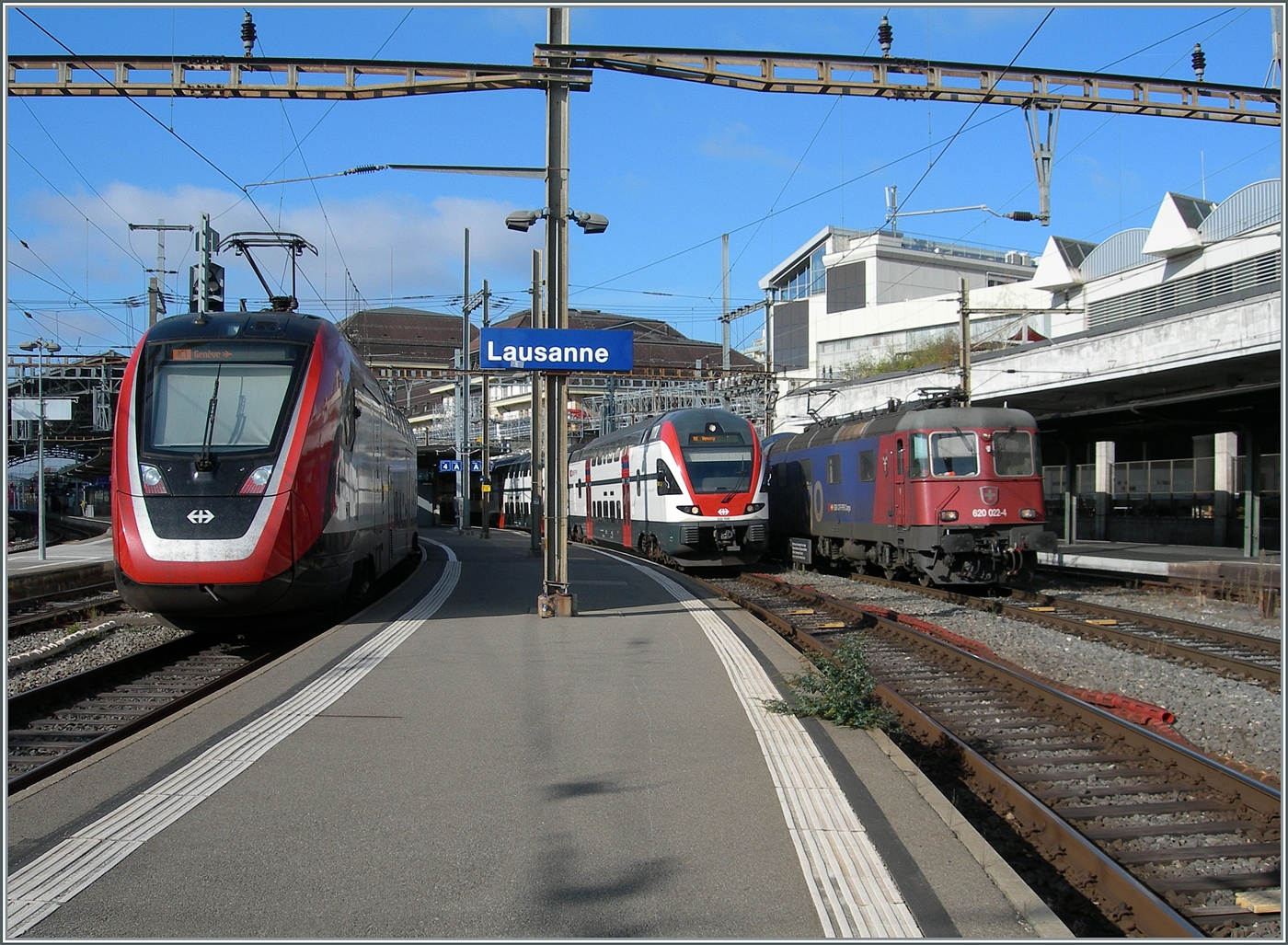 Eine zufällige  Fahrzeugparade in Lausanne: ein SBB RABe 502  Twindexx  als IC1 nach Geneve-Aéroport, der SBB RABe 511 104 als RE33 nach Vevey und die Re 6/6 022 (Re 620 022-4)  Suhr .

11. Nov. 2024 

