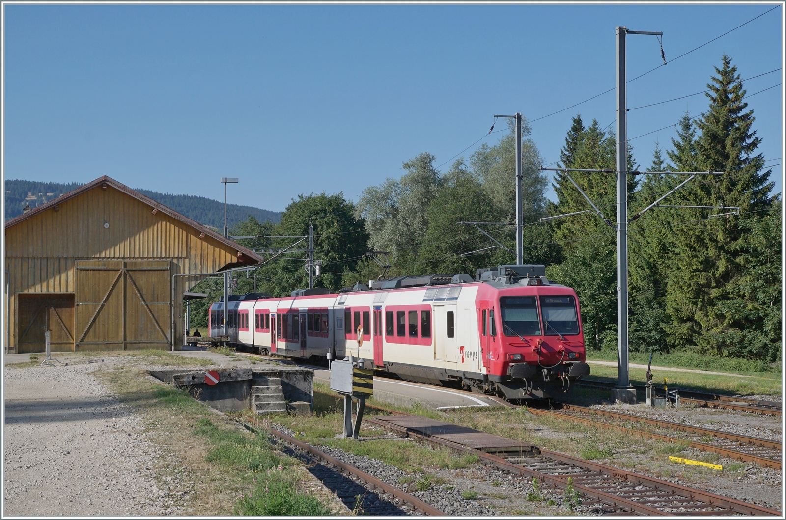 Einer der beiden TRAVYS RBDe 560 Domino Züge erreicht auf seiner Fahrt von Vallobe nach Le Brassus den Bahnhof von Le Pont. 

21. Juli 2021