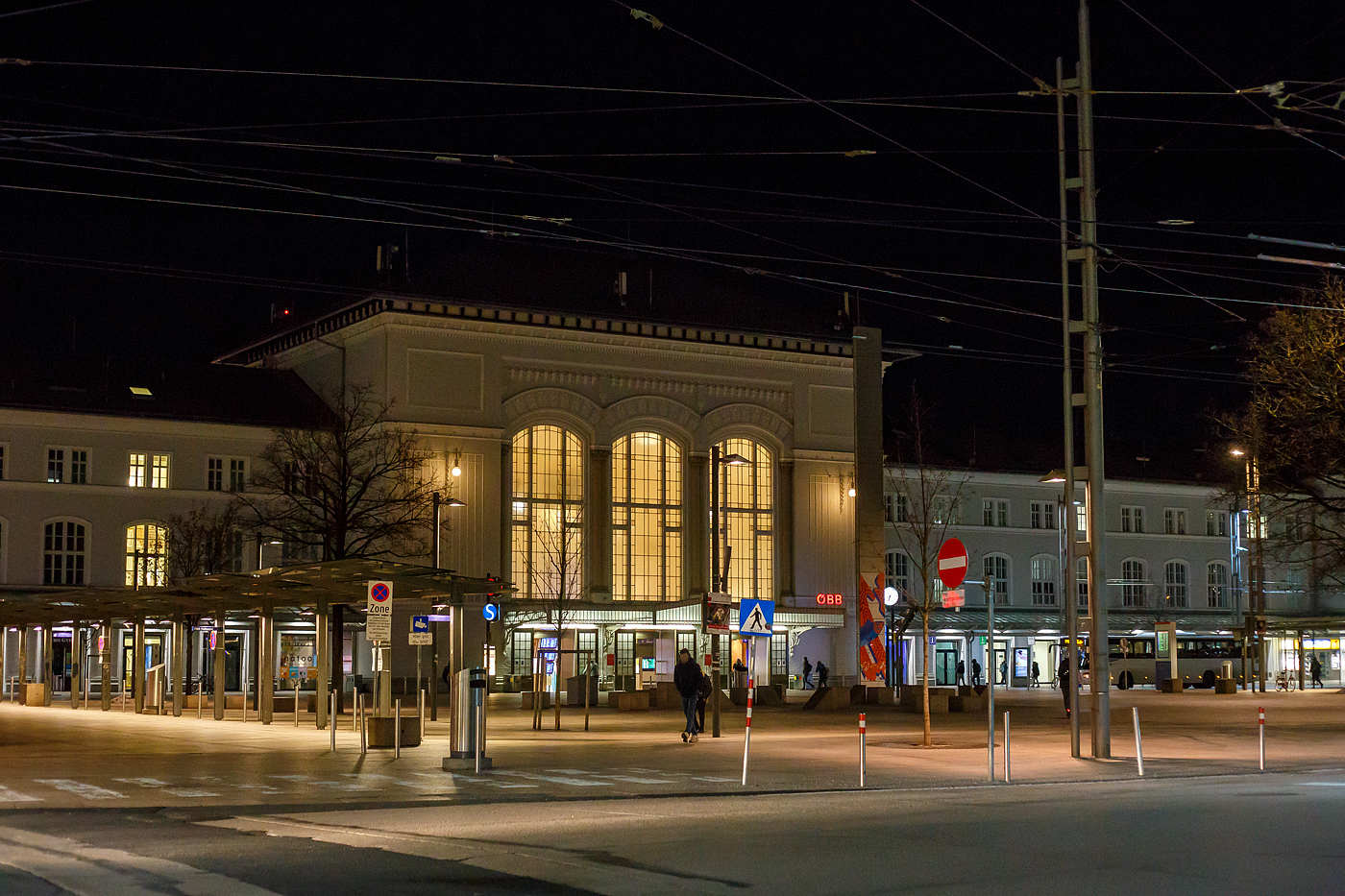 Empfangsgebäude vom Hauptbahnhof Salzburg, Ansicht vom Südtiroler Platz am frühen Morgen des 14 Januar 2025 (6:44 Uhr).

Der Salzburger Hauptbahnhof ist der wichtigste Bahnhof des Ballungsraumes Salzburg und ein wichtiger Verkehrsknotenpunkt im Westen Österreichs. Er hat die Funktion eines Grenzbahnhofs in Richtung Deutschland.

Der Salzburger Hauptbahnhof ist nur etwa 15 Gehminuten von der Salzburger Altstadt entfernt.

Im Salzburger Hauptbahnhof werden mehrere Fern- und Nahverkehrsstrecken miteinander verknüpft. Das sind die Westbahn von Wien und Linz und die Bahnstrecke Rosenheim–Salzburg, über die neben internationalen Zügen auch im Korridorverkehr über Rosenheim (das Deutsche Eck) Schnellverbindungen mit Tirol und Vorarlberg gefahren werden. Nach Süden führt als weitere Hauptstrecke die Salzburg-Tiroler-Bahn über Bischofshofen und Zell am See nach Wörgl Hauptbahnhof, von welcher in Schwarzach-St. Veit die Tauernbahn abzweigt. Der Hauptbahnhof verfügt außerdem über eine Verladestelle für Autoreisezüge.

Im Regionalverkehr ist der Hauptbahnhof Ausgangspunkt der Bahnstrecke nach Lamprechtshausen und nach Ostermiething sowie Verknüpfungspunkt der S-Bahn Salzburg und etlicher Regionalbuslinien im Großraum. Auch befindet sich hier einer der zentralen Knoten im Streckennetz des Salzburger Oberleitungsbusses sowie der städtischen Autobuslinien. Bis 1957 begann beim alten Lokalbahnhof am Bahnhofsvorplatz, dem Südtiroler Platz, die schmalspurige und im Volksmund „Ischlerbahn“ genannte Salzkammergut-Lokalbahn nach Mondsee und Bad Ischl.

Der Bahnhof (Aufnahmegebäude, Mittelbahnsteig) steht unter Denkmalschutz und liegt in der Pufferzone des UNESCO-Welterbes Historisches Zentrum der Stadt Salzburg. Er wurde in den Jahren 2009 bis 2014 einem Totalumbau unterzogen, den Abschluss der Arbeiten bildete die Eröffnungsfeier am 7. November 2014.
