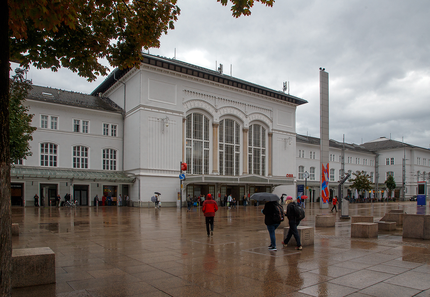 Empfangsgebäude vom Hbf Salzburg , Ansicht vom Südtiroler Platz am 11 September 2022.

Der Salzburger Hauptbahnhof ist der wichtigste Bahnhof des Ballungsraumes Salzburg und ein wichtiger Verkehrsknotenpunkt im Westen Österreichs. Er hat die Funktion eines Grenzbahnhofs in Richtung Deutschland.