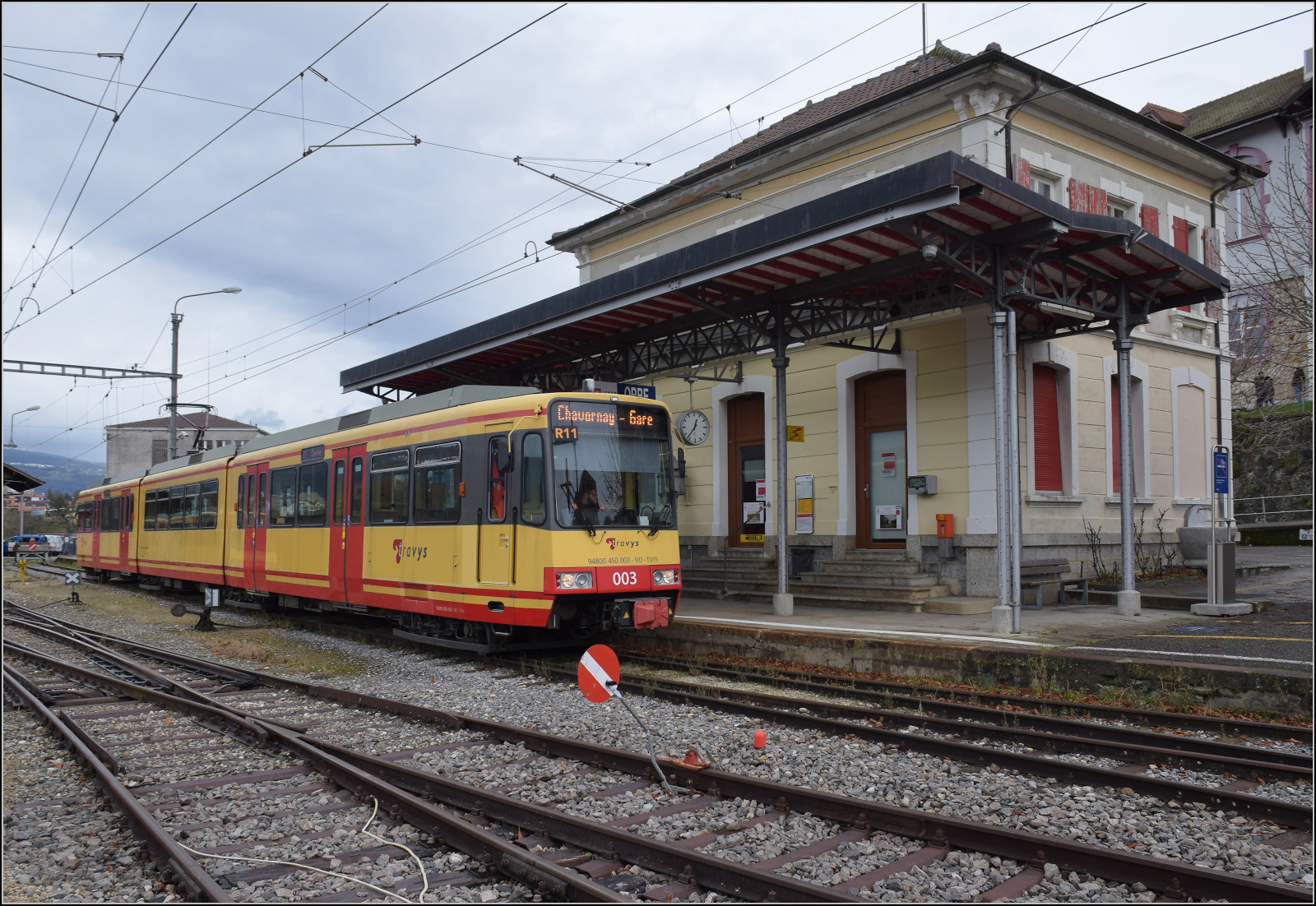 Ende einer �ra - der Gleichstrom und die  Lokalbahn  gehen. 

Die Karlsruher Strassenbahn  Be 4/8 003  alias 94 800 450 003-9 D-TVYS d�rfte wohl das letzte Gleichstromfahrzeug auf dieser bemerkenswerten Westschweizer Bahn sein. Dieses Strassenbahnfahrzeug geh�rte zum Anfang der �ra  Tram-Train  und beendet hier den Gleichstrombetrieb mit Ende des Fahrplans. Dezember 2025. 
