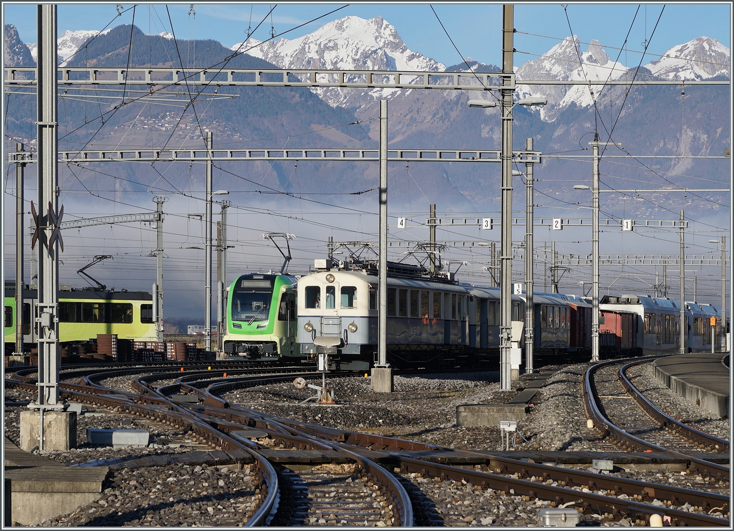 Erneut in Blick ins TPC Dépôt En Châlet bei Aigle. Neben den neune ABe 4/8 und dem BCFe 4/4 N° 1 entdeckt man im Schatten rechts im Bild die beiden AVA (ex AAR) Steuerwagen, die auf der ASD zum Einsatz kommen sollen. 

4. Feb. 2024