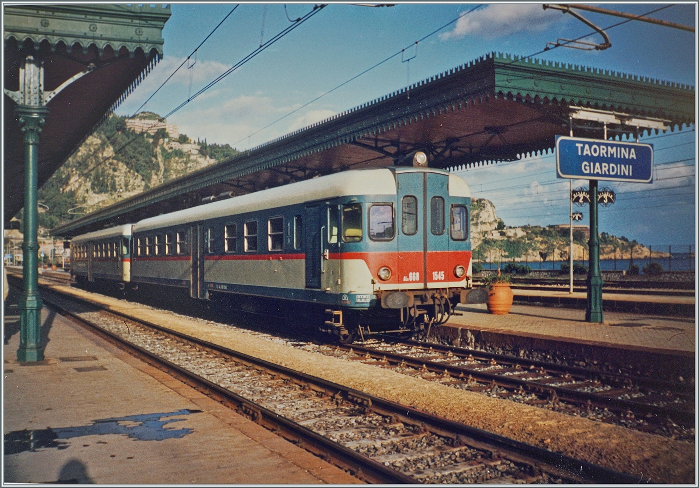 Erneut viele Kilometer weiter s�dlich entstand dieses Bild: In Taormina Giardini wartet der FS Aln 668 1545 und ein weiterer auf die Abfahrt nach Randazzo. 

Analogbild vom November 1991