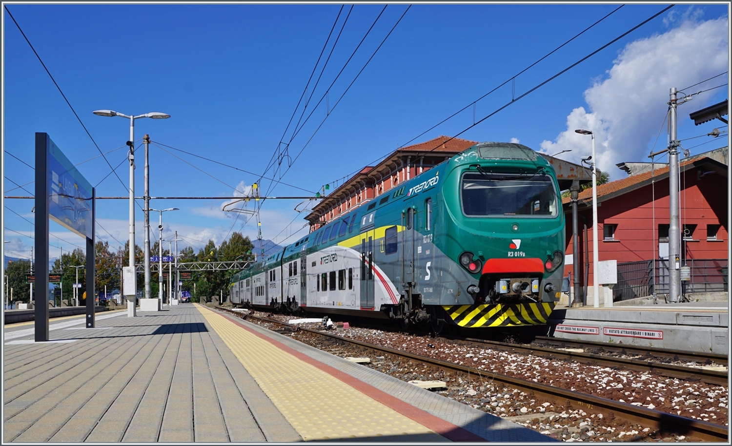 Es führen viele Wege nach Rom - heisst es. Aber ich denke es führen ebensoviele Wege nach Milano. Einer davon, denn ich jedoch noch nicht ausprobiert habe, führt von Domodossola mit dem Bus nach Verbania, dann mit dem Schiff/Fähre nach Laveno und mit dem Zug nach Milano Cadorna.
Die drei folgend Bilder zeigen einen kurzen Einblick auf die ehemalige FMN Strecke. Das erste Bild zeigt den Trenord ALe 711 068 (94 83 4 711 068-6 I-TN) der in Laveno Mombello Lago wendet und in einigen Minuten nach Milano Cadorna zurückfahren wird.

27. September 2022