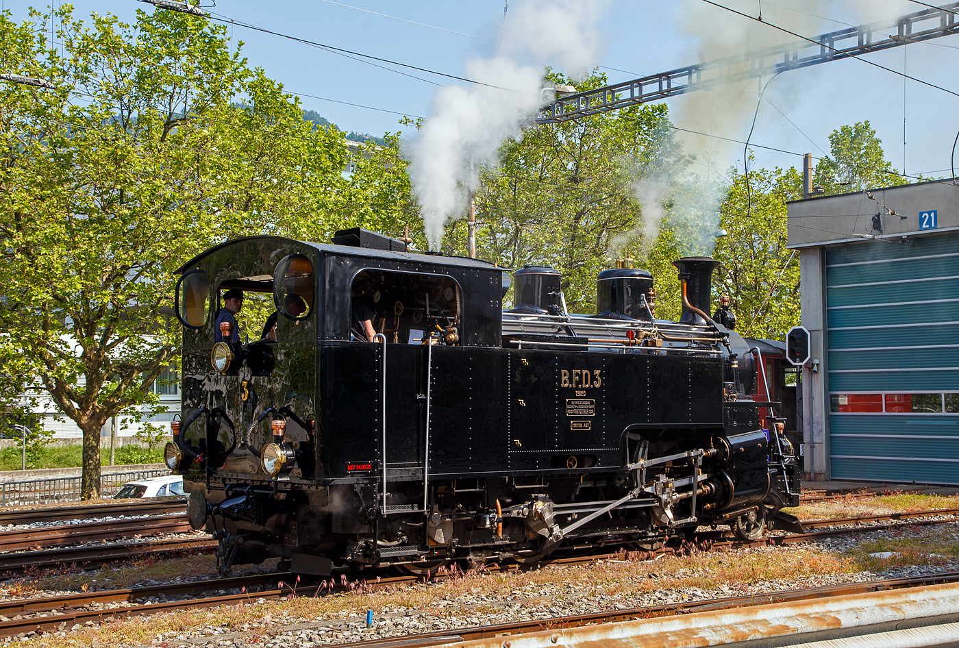 Es raucht und dampft in Vevey...
Die Dampflokomotive für gemischten Adhäsions- und Zahnradbetrieb BFD 3 HG 3/4 (Brig–Furka–Disentis-Bahn), später FO 3 (Furka-Oberalp-Bahn), heute im Bestand der Museumsbahn Blonay–Chamby, rangiert am 28.05.2023 in Vevey. Am Pfingstwochenende fand bei der das Schweizer Dampffestival 2023 / Festival suisse de la Vapeur 2023 statt.

Die Lok Nr. 3 wurde 1969 der Museumsbahn Blonay–Chamby (BC) geschenkt, während Nr. 4 als Reserve weiterhin bei der Furka-Oberalp-Bahn (FO) blieb und hauptsächlich für Nostalgiefahrten verwendet wurde. Mit Ablauf der Untersuchungsfristen wurde sie (FO 4) 1972 abgestellt. Nach einigen Stationen ging die Lok 4 im Jahr 1997 zunächst leihweise an die Dampfbahn Furka-Bergstrecke über. Anschließend wurde sie in der DFB-Werkstätte betriebsfähig aufgearbeitet und 2006 in Betrieb genommen. Die Lok wurde historisch korrekt restauriert und vollständig schwarz lackiert. Anlässlich der Eröffnung des Streckenabschnitts Gletsch–Oberwald im Jahr 2010 ging die Lok als Geschenk an die DFB über.

Auch die ehemaligen FO Loks 1 und 9, sowie Überresten der Loks 2 und 8, sind heute bei der Dampfbahn-Furka-Bergstrecke. Unter der Bezeichnung „Back to Switzerland“ kehrten die vier HG 3/4 aus Vietnam 1990 Jahre in die Schweiz zurück.

Die HG 3/4 Dampflokomotiven haben vier Zylinder, zwei außenliegende für den Adhäsionsantrieb und zwei innenliegende für den Zahnradantrieb. 

TECHNISCHE DATEN:
Länge über Puffer: 8.754 mm
Dienstgewicht: 42 t
Triebraddurchmesser: 910 mm
Laufraddurchmesser: 600 mm
Zahnrad Teilkreis: 688 mm
Zahnrad Zähne/Teilung: 18 Zähne / 120 mm (Abt 2-lamellig)
Anhängelast 110 ‰ Steigung: 60 t
Max. Geschwindigkeit Adhäsion: 45 km /h
Max. Geschwindigkeit Zahnrad: 20 km/h
Leistung: 600 PS (440 kW)
Antriebssystem: Getrennte Adhäsions- & Zahnradmaschine nach System Abt als Heissdampf Vierzylinderverbundmaschine
Bremsen: Vakuumbremse, Riggenbach'sche Gegendruckbremse
Steuerung Adhäsion: Walscherts Kolbenschieber
Steuerung Zahnrad: Joy Kolbenschieber
Zylinderdurchmesser Adhäsion: 420 mm
Zylinderdurchmesser Zahnrad: 560 mm
Kesseldruck: 14 bar
Rostfläche / Heizfläche:1,3 m² / 63 m²
Siede- / Rauchrohre: 95 / 15 Rohre
Kesselwasser-Inhalt: 2,6 m³
Wasservorrat: 3,15 m³
Kohlenvorrat: ca. 1,3 t
