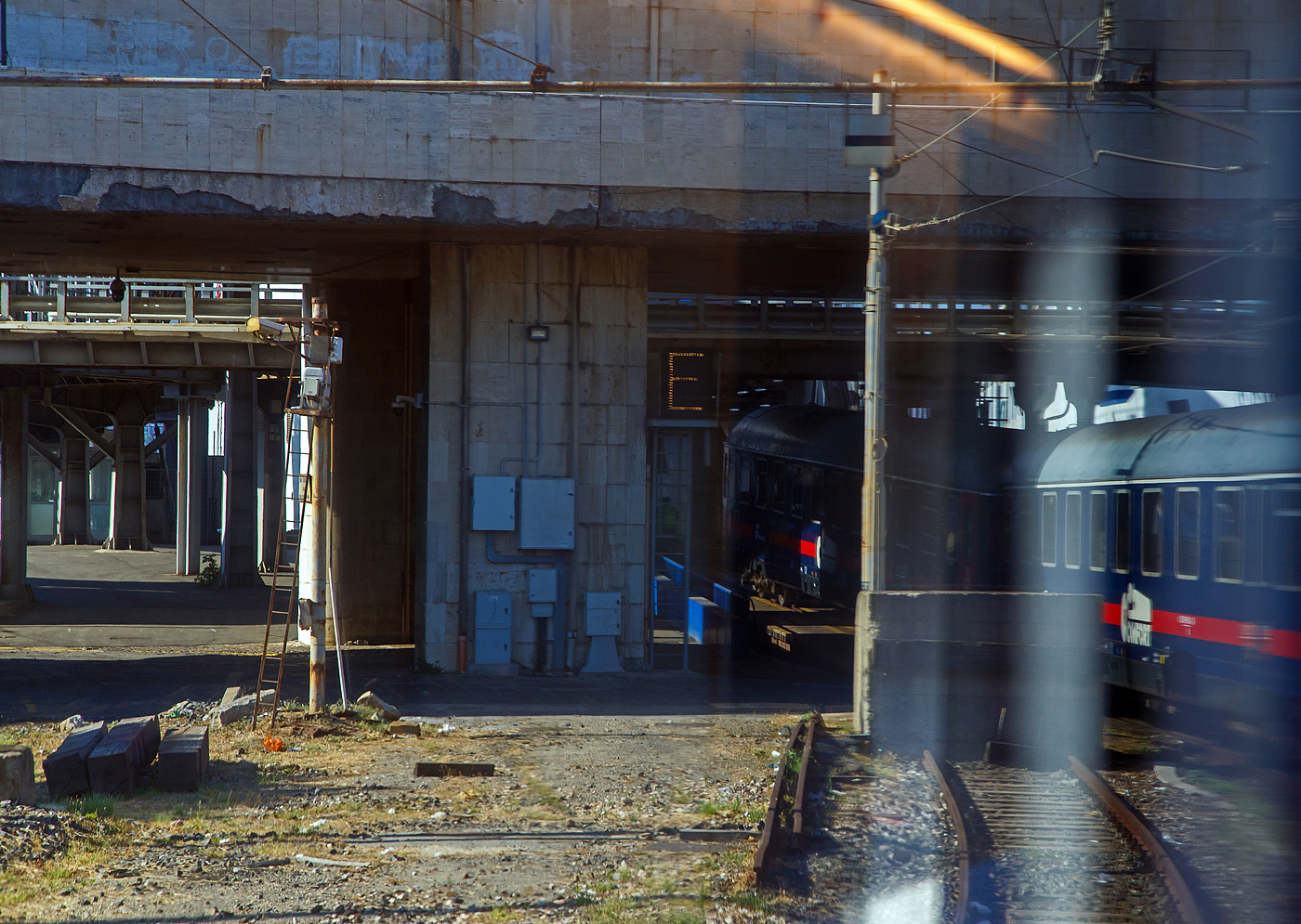 Es ist schon schwer es aus dem Zug zu fotografieren und zeigen....
Wir werden mit unseren Trenitalia InterCity Notte ICN 1962, von Syrakus (Siracusa) nach Milano Centrale, am 20.07.2022 am Fährterminal von Messina Marittima, auf der seit 2022 im Betrieb befindlichen RFI Neubau-Eisenbahnfähre Iginia II (Baujahr 2021), geschoben. 

Wenn der Zug dann sicher auf der Fähre ist, können die Passagier des Zuges (zudem wir auch gehören), den Zug verlassen und z.B. am Oberdeck die Überfahrt auf der Straße von Messina zum italienischen Festland nach Villa San Giovanni genießen. 