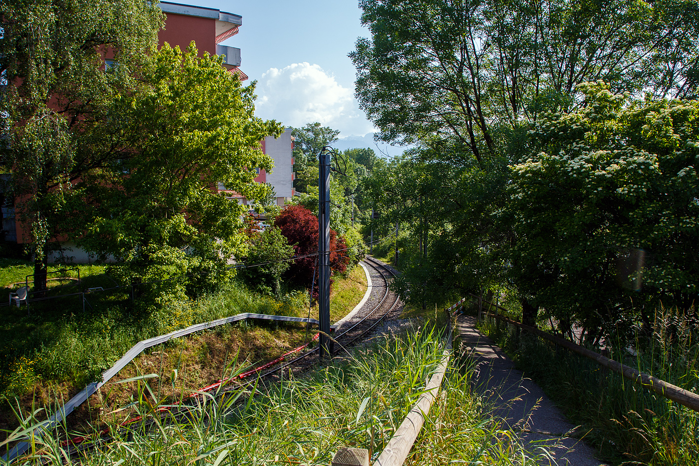 Es war einmal....
Hier war mal die ehemalige MVR (ex CEV) Haltestelle Vevey Gilamont, recht bei den rot-weißen Sperrbalken war der früherer Zugang. Heute muss man weiter hoch zur neuen Haltestelle Vevey Vignerons (hinter dem Tunnel) fahren, hier am 26. Mai 2023.

Für das Einschottern des ehemaligen Bahnsteiges brauchte man übrigens eine Sperrpause von 2 Tagen.

Zum Fahrplanwechsel am 11. Dezember 2022 wurde die Station Gilamont geschlossen. Zeitgleich wurde die neue Station Vevey Vignerons in Betrieb genommen. Bereits im Juli 2019 wurde die Station Clies aufgrund von Sicherheitsdefiziten geschlossen.
