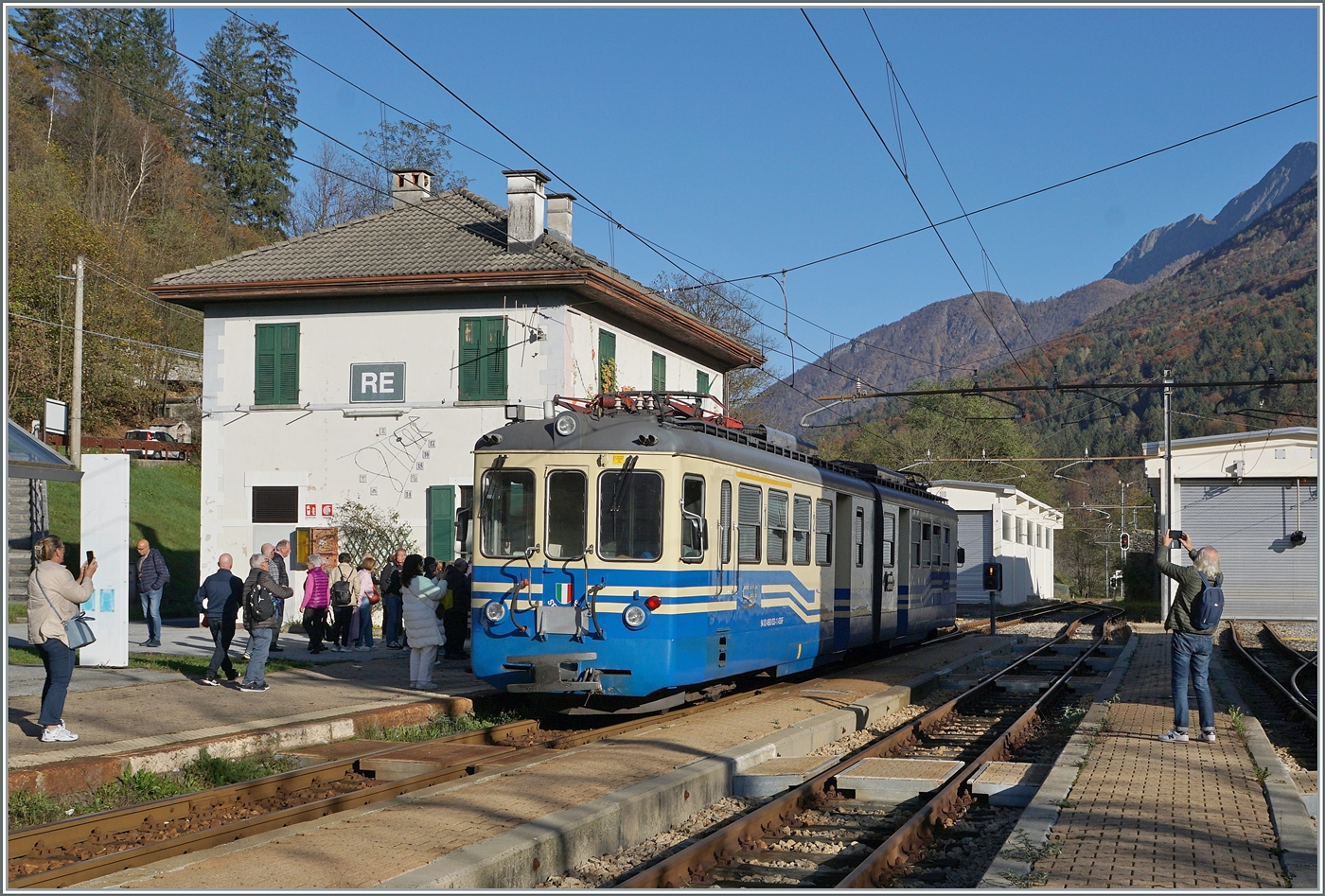 Es wird fleissig fotografiert: Der SSIF R 265 von Domodossola wendet in RE auf den R 262. Zu meiner Freude ist es der SSIF ABe 6/6 33  Sempione  welcher für diesen Dienst eingeteilt ist. 
Der Triebzug wurde 1968 von der FLP als ABe 4/6 beschafft. 1978 erwarb die SSIF den Triebwagen (und zwei weitere) und liess sie zu ABe 6/6 umbauen. Der ABe 6/6 33  Sempione  ist bei der Ferrovie Valle Vigezzo als 94 83 4660 033-1 I-SSIF immatrikuliert.

31. Oktober 2024